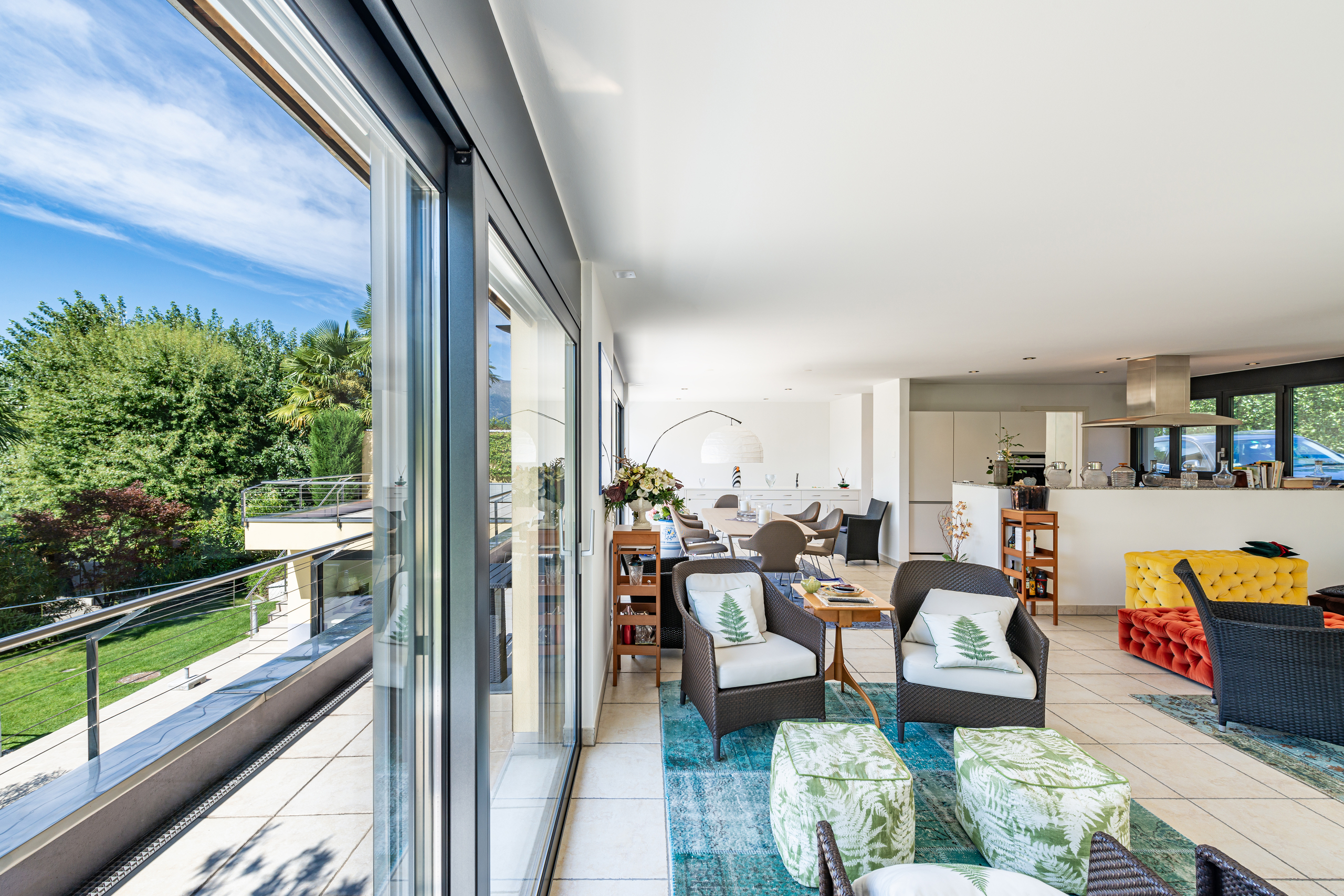Offener Wohn- und Essbereich mit Terrasse