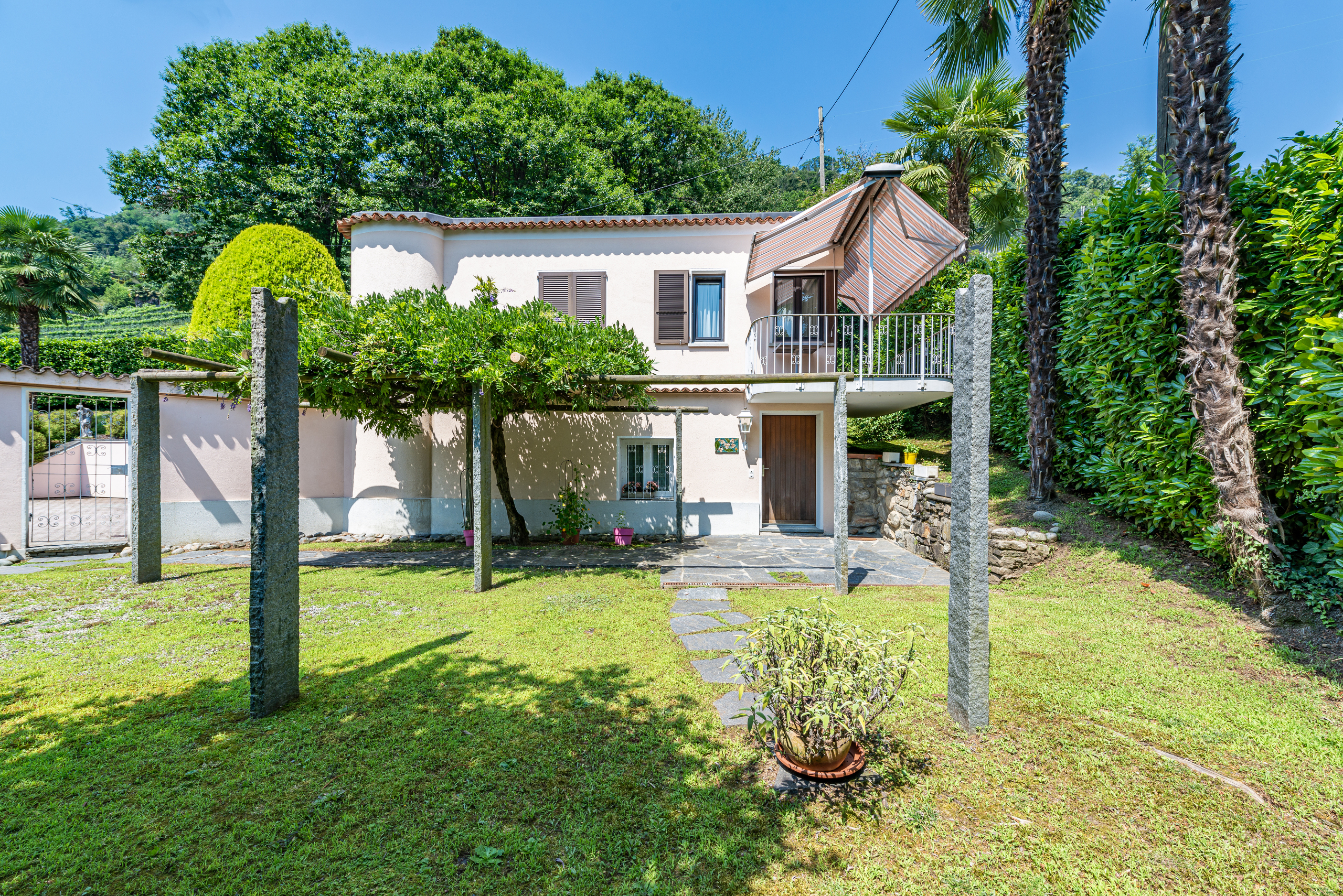 Mediterranes Einfamilienhaus mit Garten