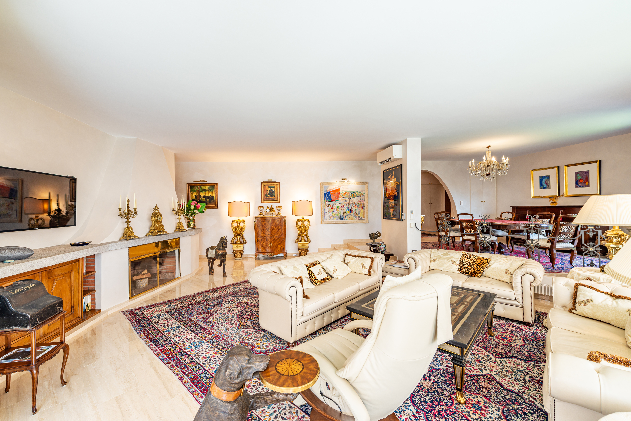 Elegantes Wohnzimmer mit Essbereich