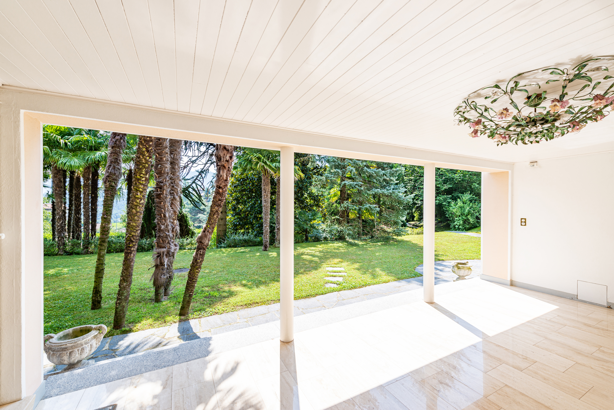 Überdachte Terrasse mit Gartenblick