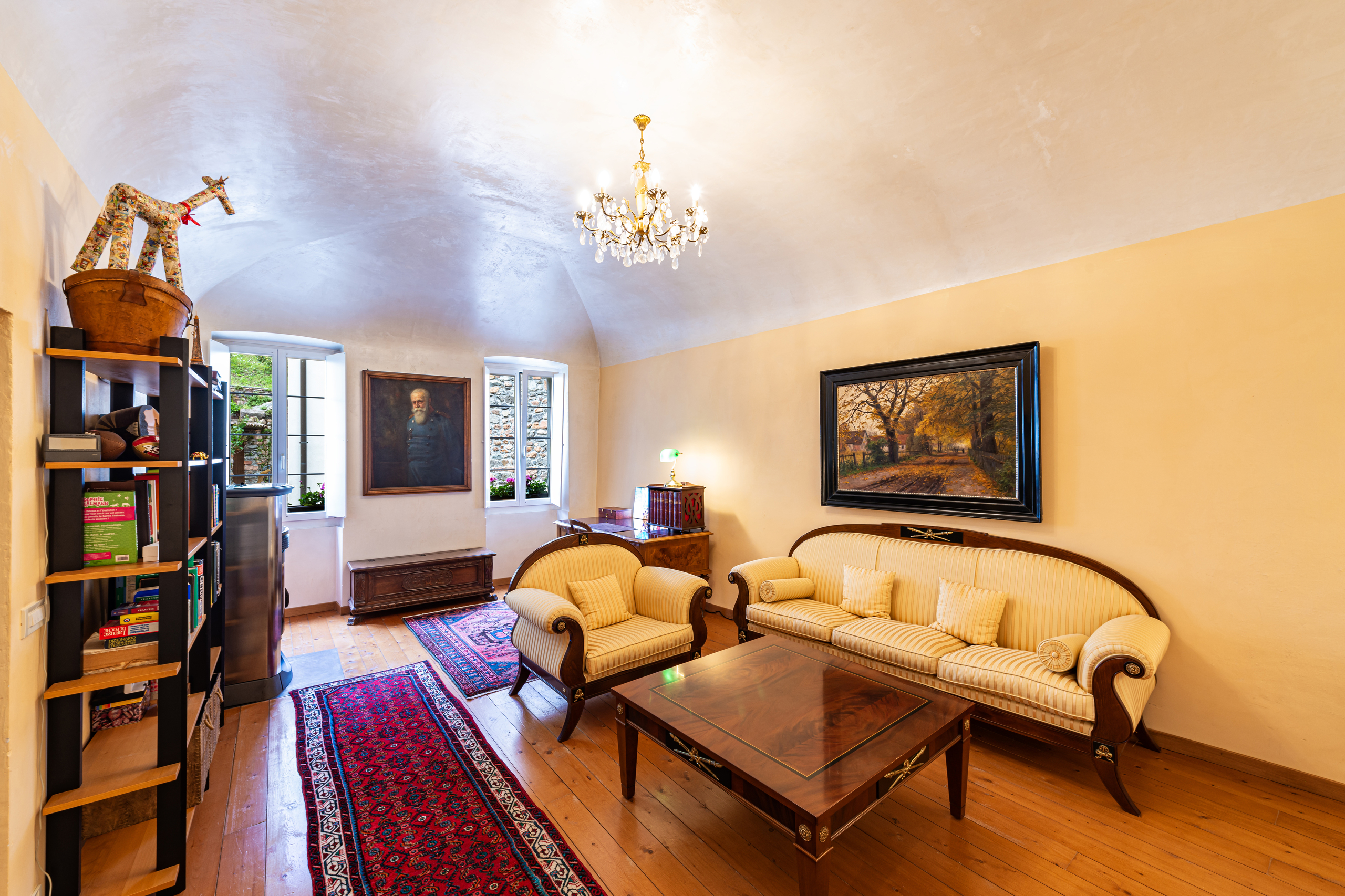 Elegantes Wohnzimmer mit antiken Möbeln
