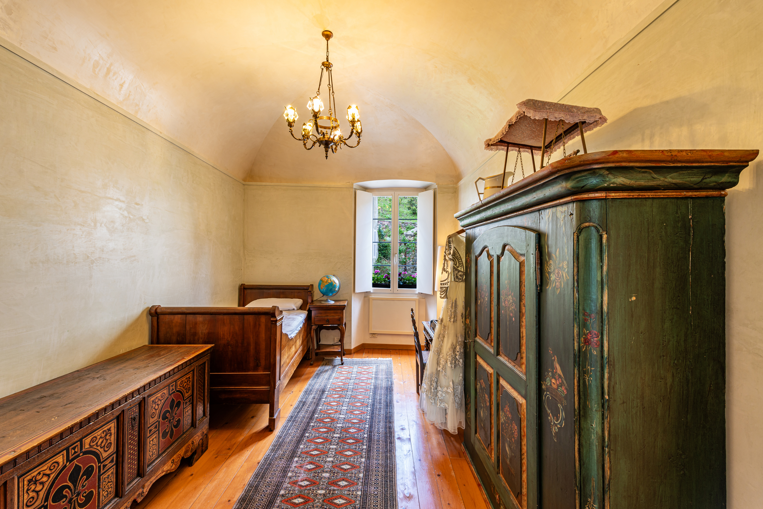 Historisches Schlafzimmer mit Antiquitäten