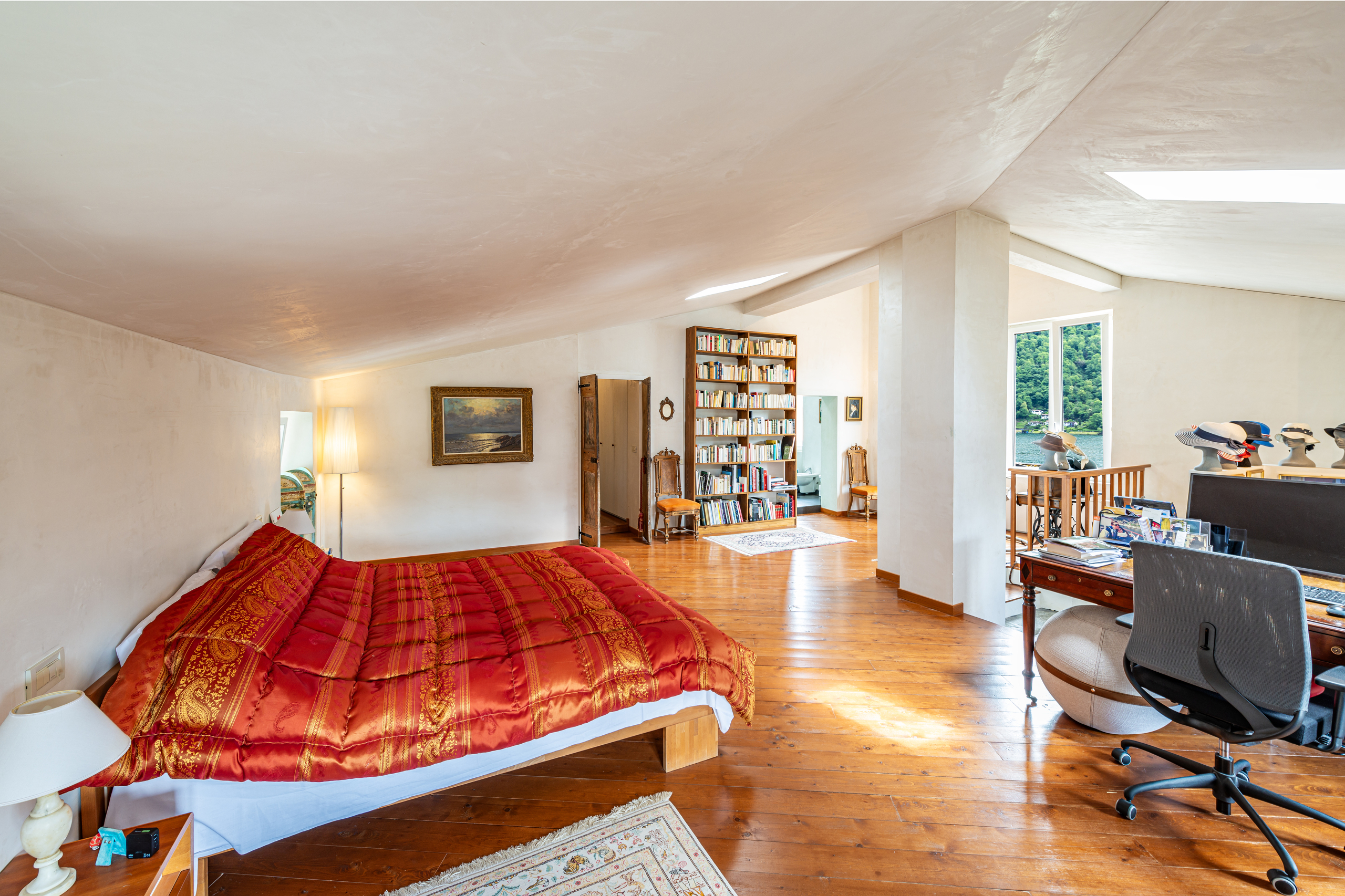 Helles Dachgeschoss-Schlafzimmer mit Arbeitsbereich