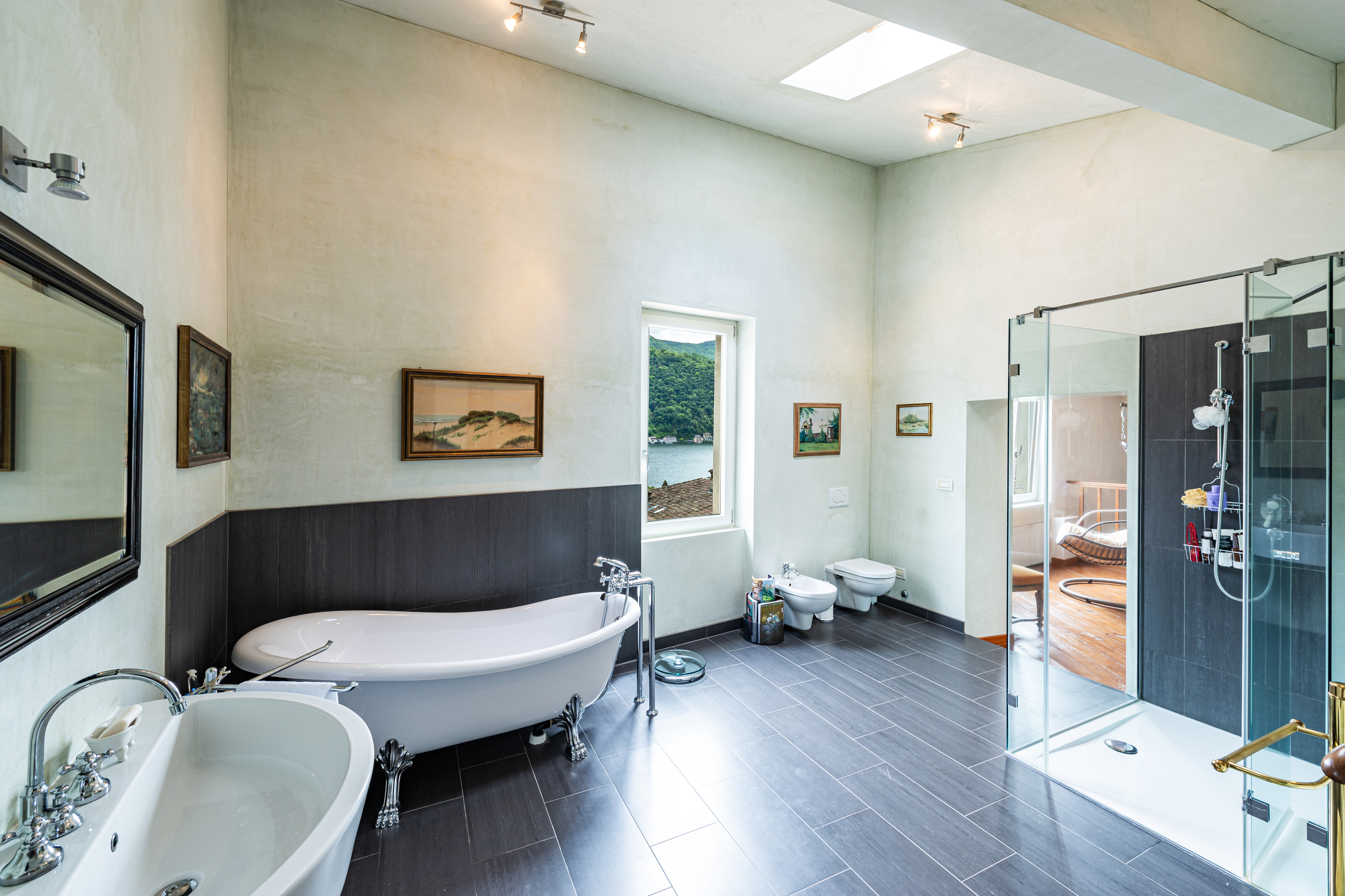Luxuriöses Badezimmer mit Badewanne und Dusche