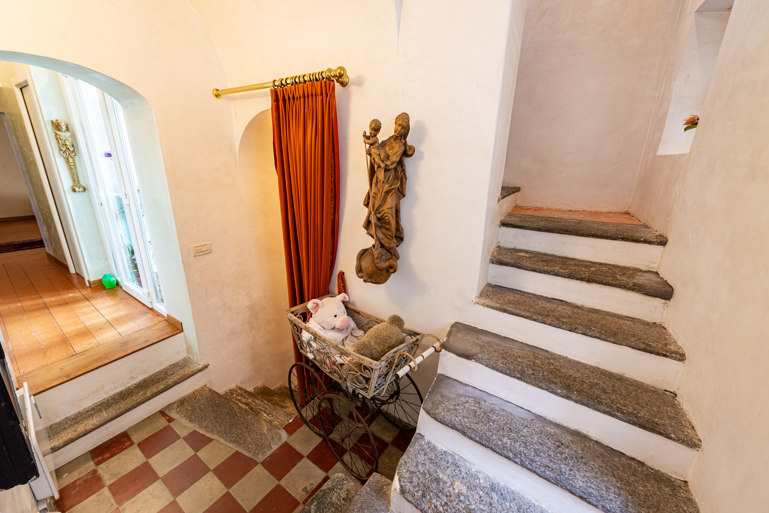 Treppenhaus mit Nische und Skulptur