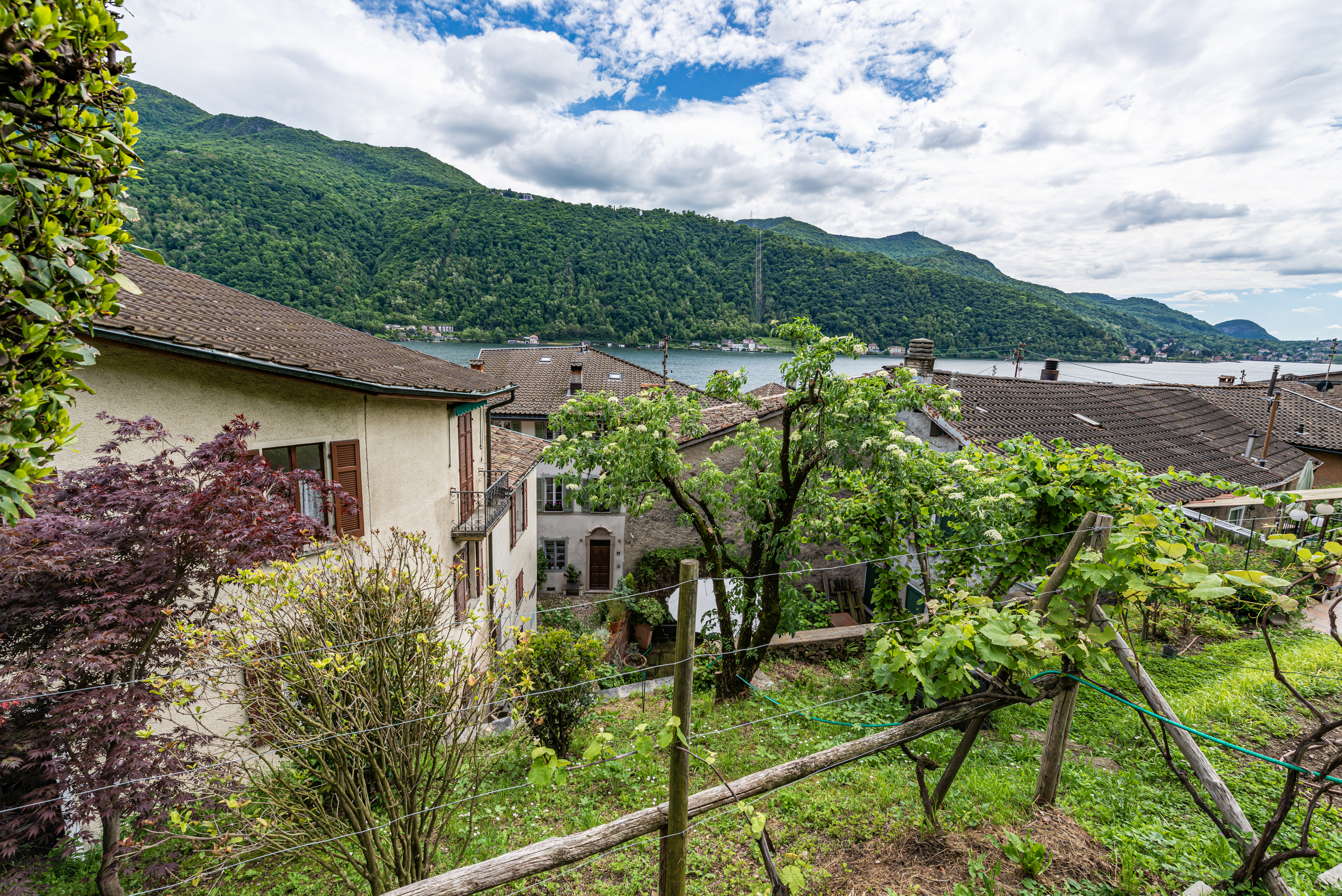 See mit Bergen und Häusern