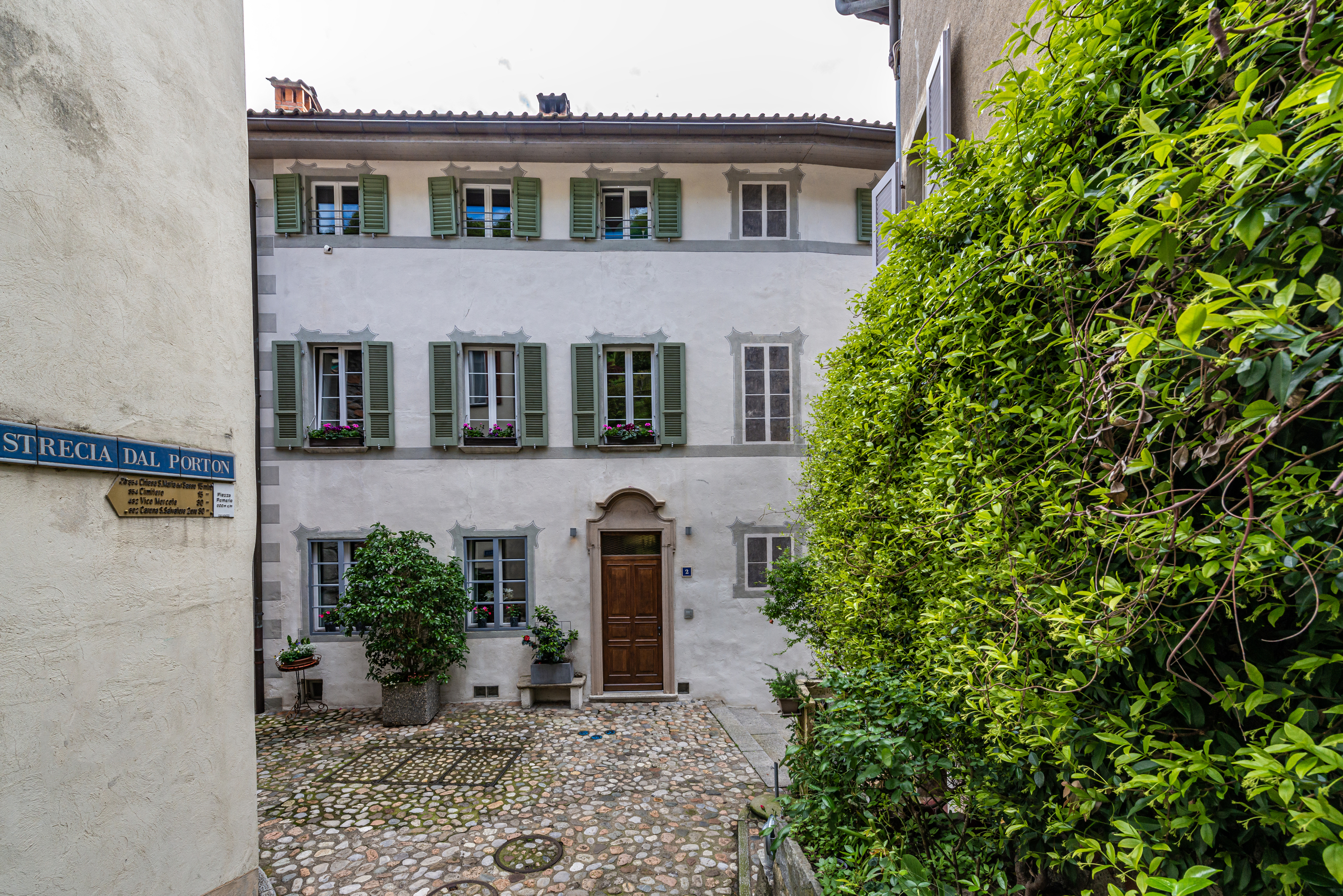 Historischer Innenhof mit mediterraner Fassade