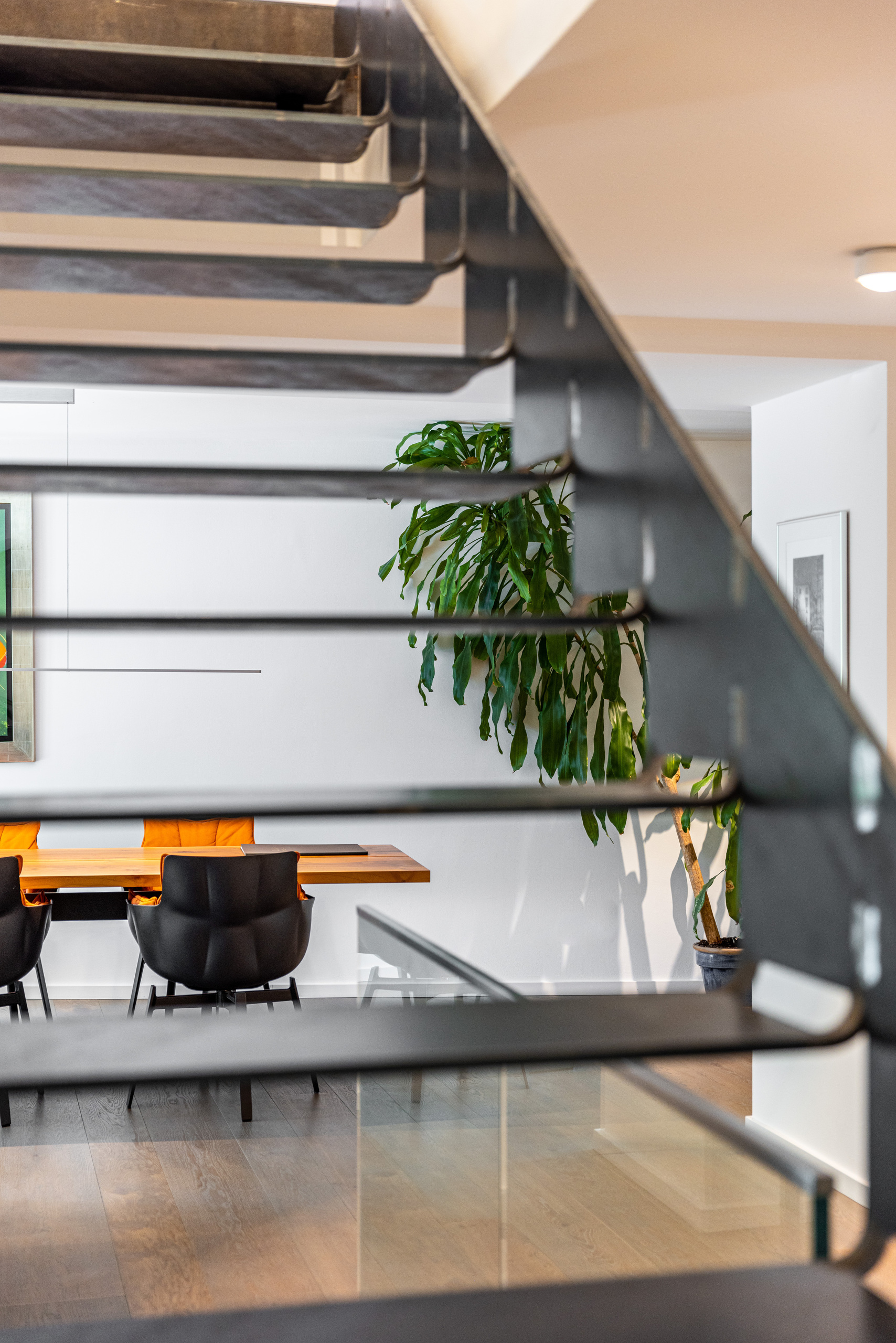 Moderner Essbereich mit Treppe im Vordergrund