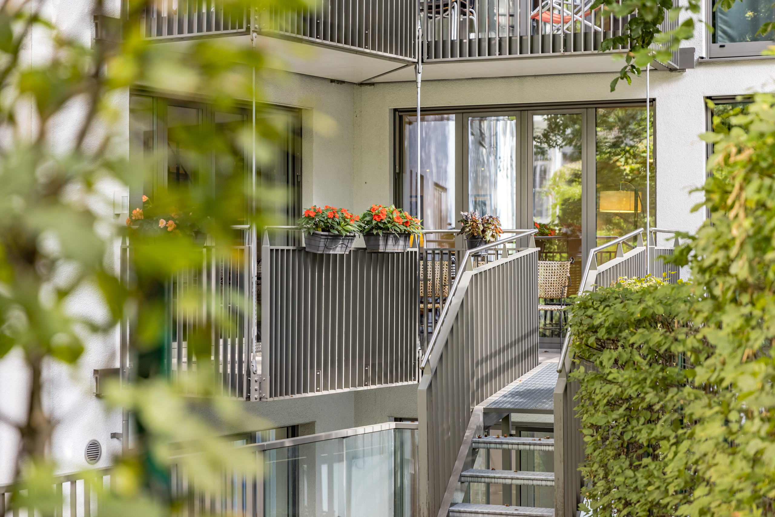 Balkon- und Fassadenansicht eines modernen Wohngebäudes