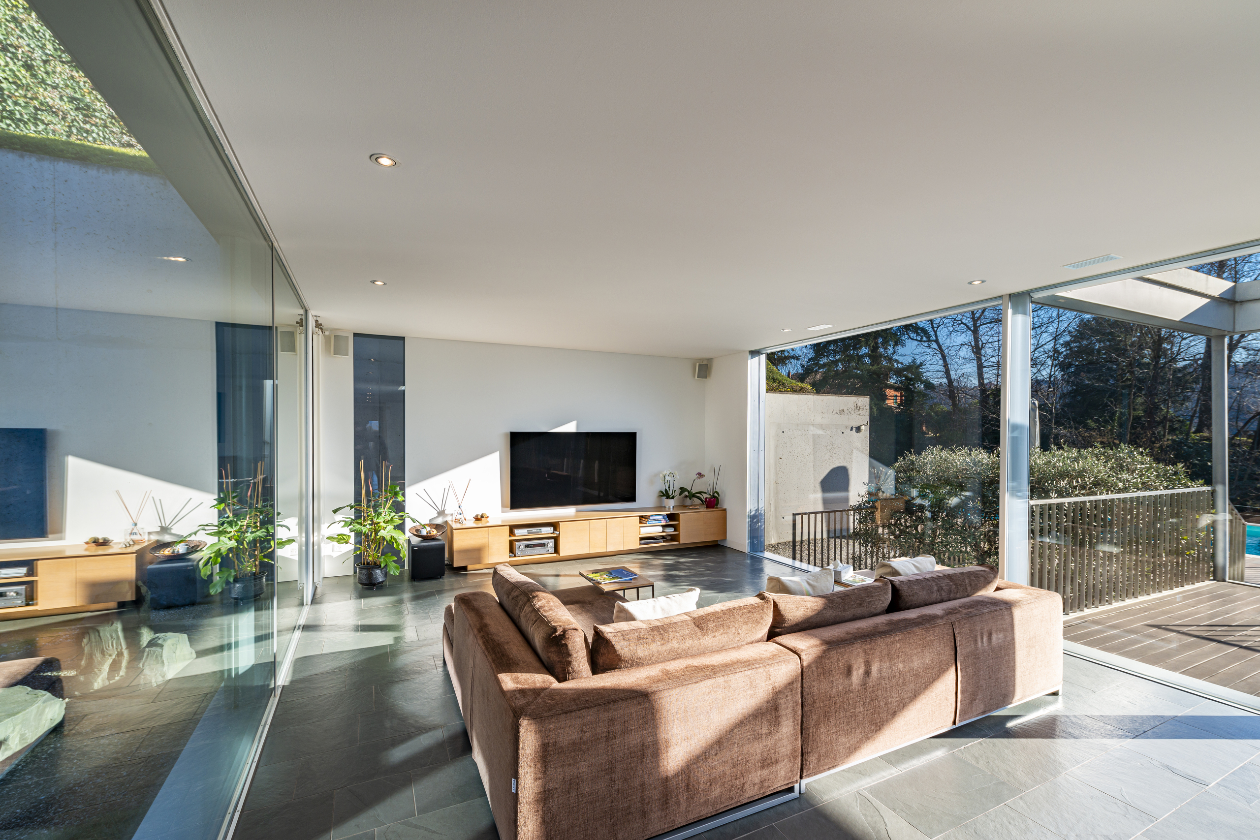 Heller moderner Wohnbereich mit großer Glasfront