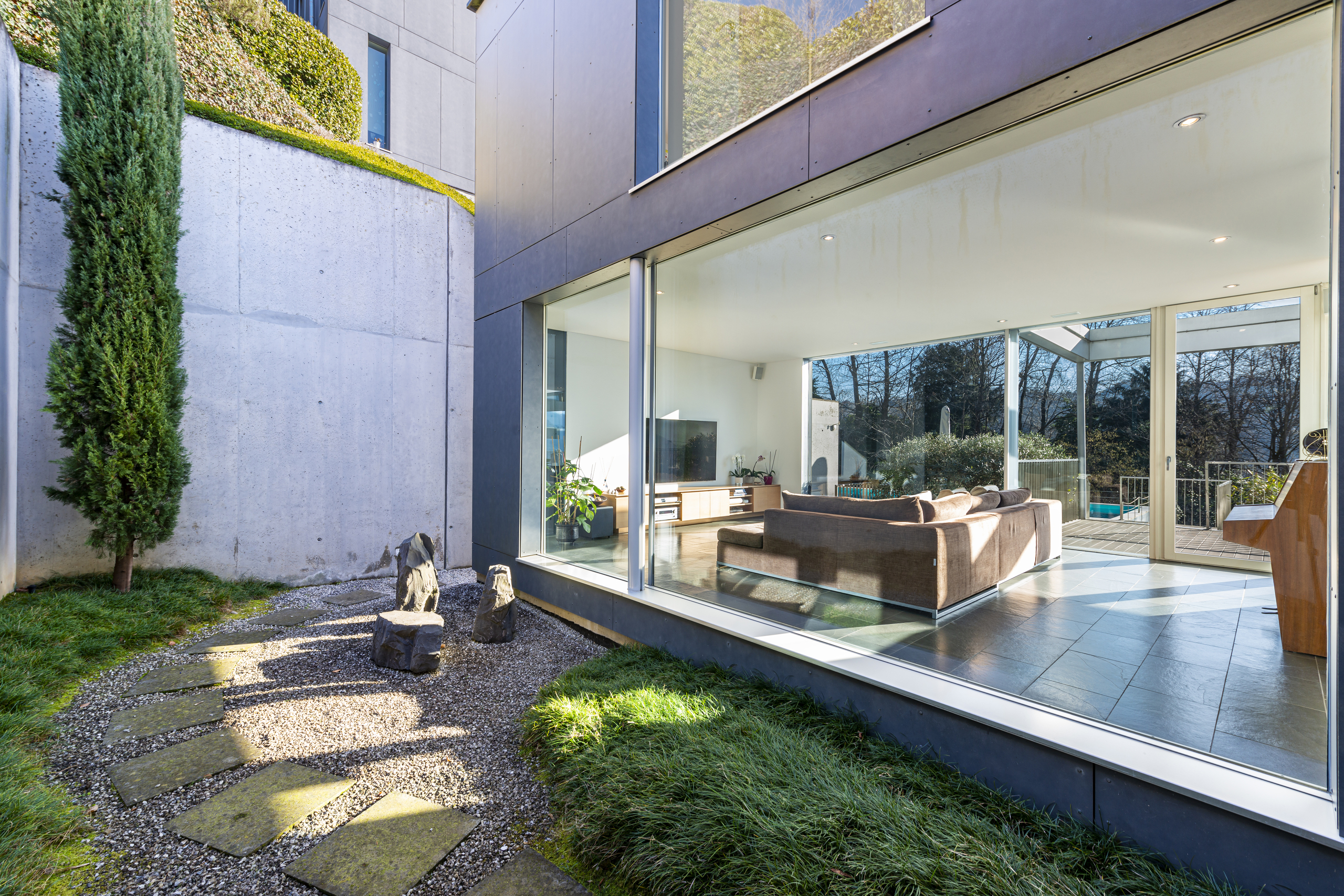 Moderner Innenhof mit Glasfassade