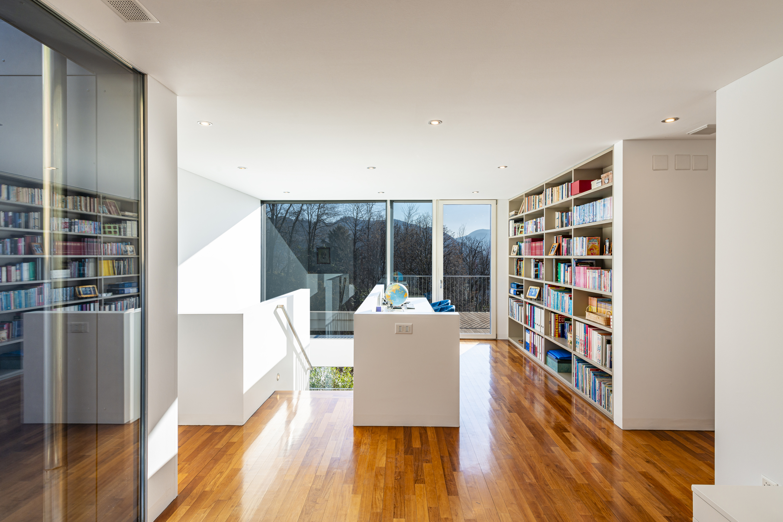 Helle Galerie mit Bibliothekswand