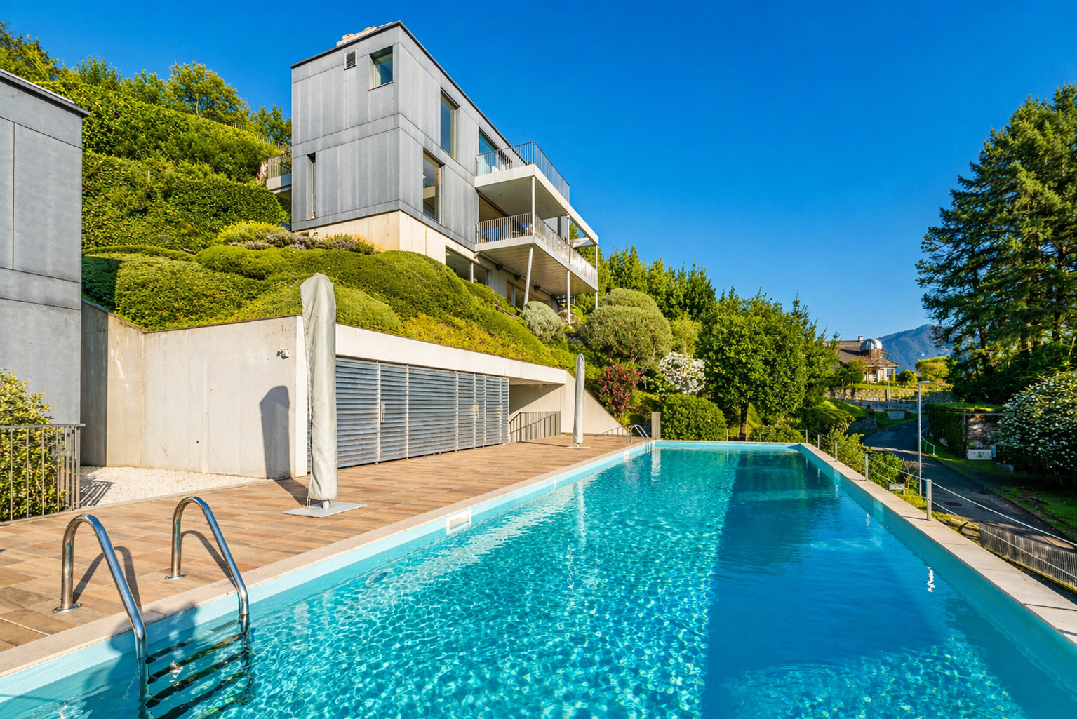 Außenansicht einer modernen Villa mit Pool