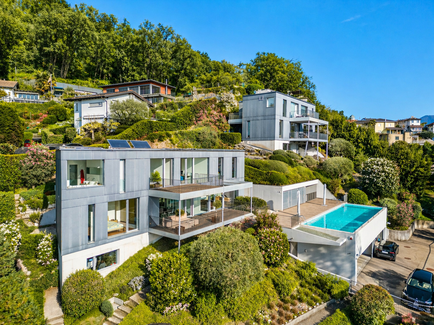 Moderne Villenanlage mit Pool und Hanglage
