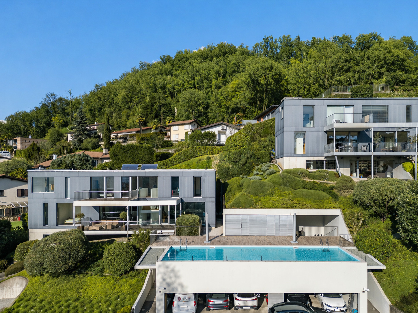 Luxuriöse moderne Villenanlage mit Pool