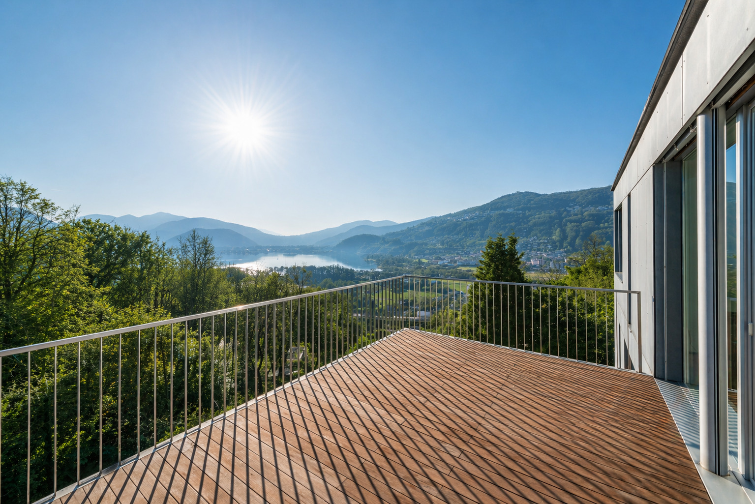 Balkon mit Panoramablick auf See und Berge