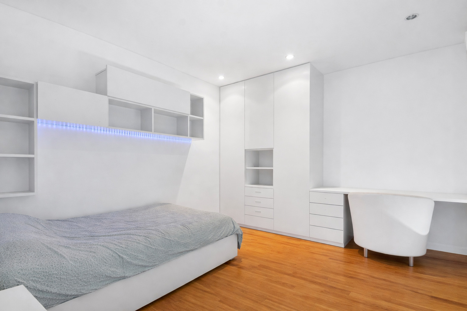 Minimalistisches Schlafzimmer mit Einbauschränken