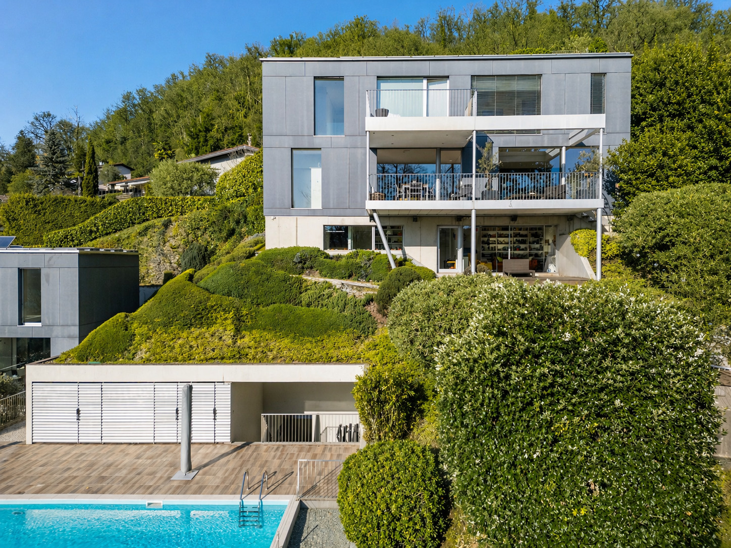 Modernes Hanghaus mit Pool und Terrassen