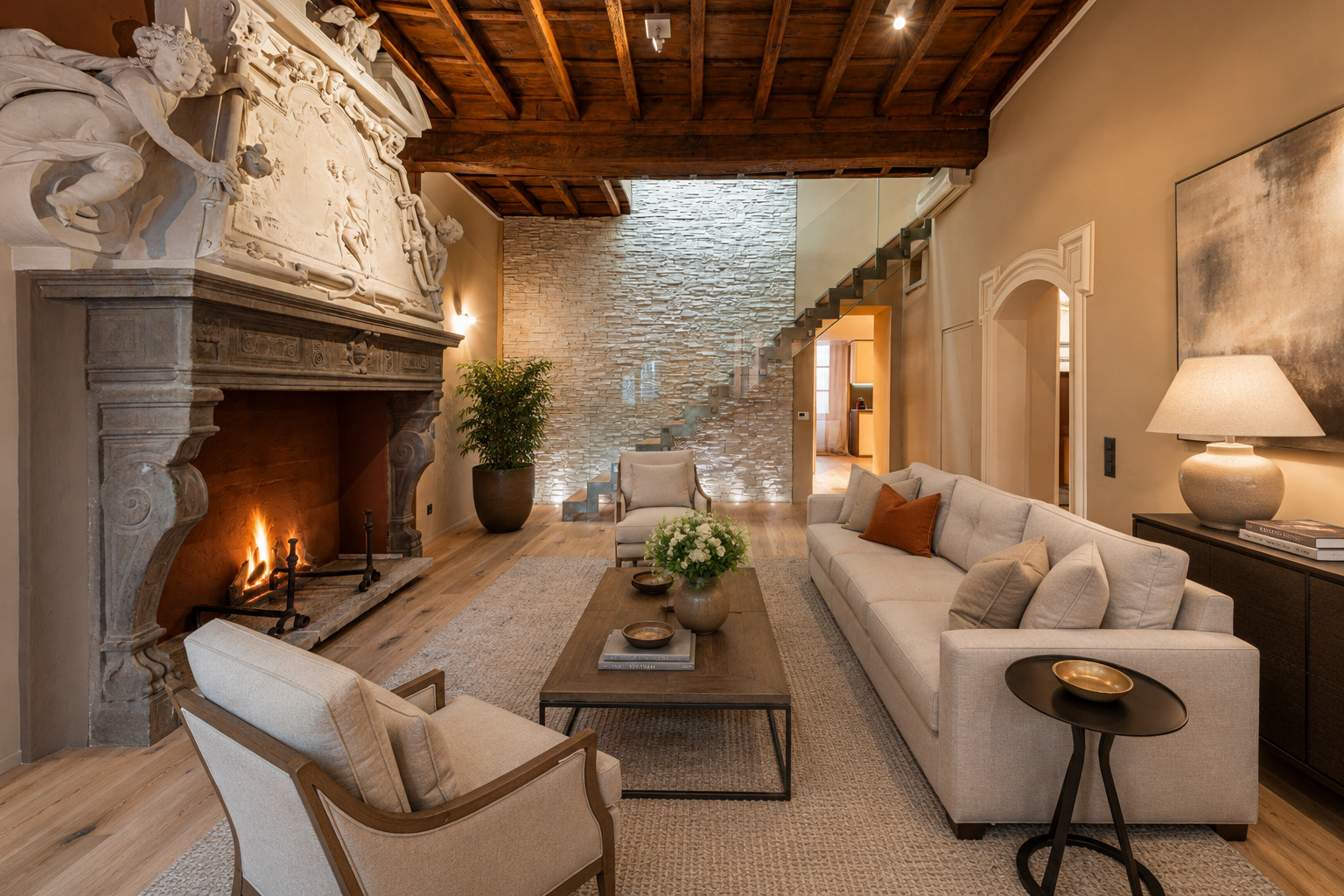 Elegantes Wohnzimmer mit historischem Kamin