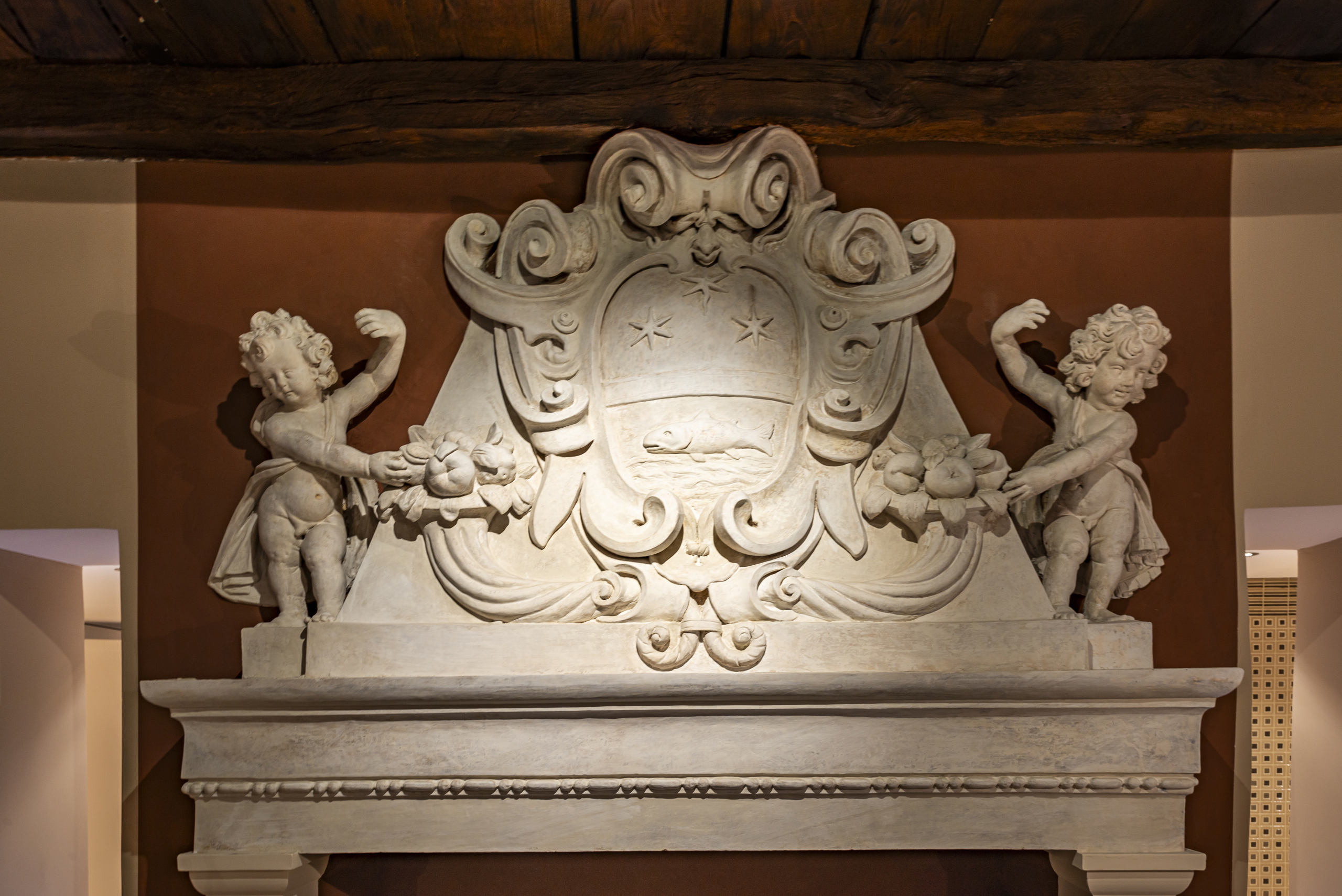 Dekoratives Barockrelief mit Putten und Wappenmotiv