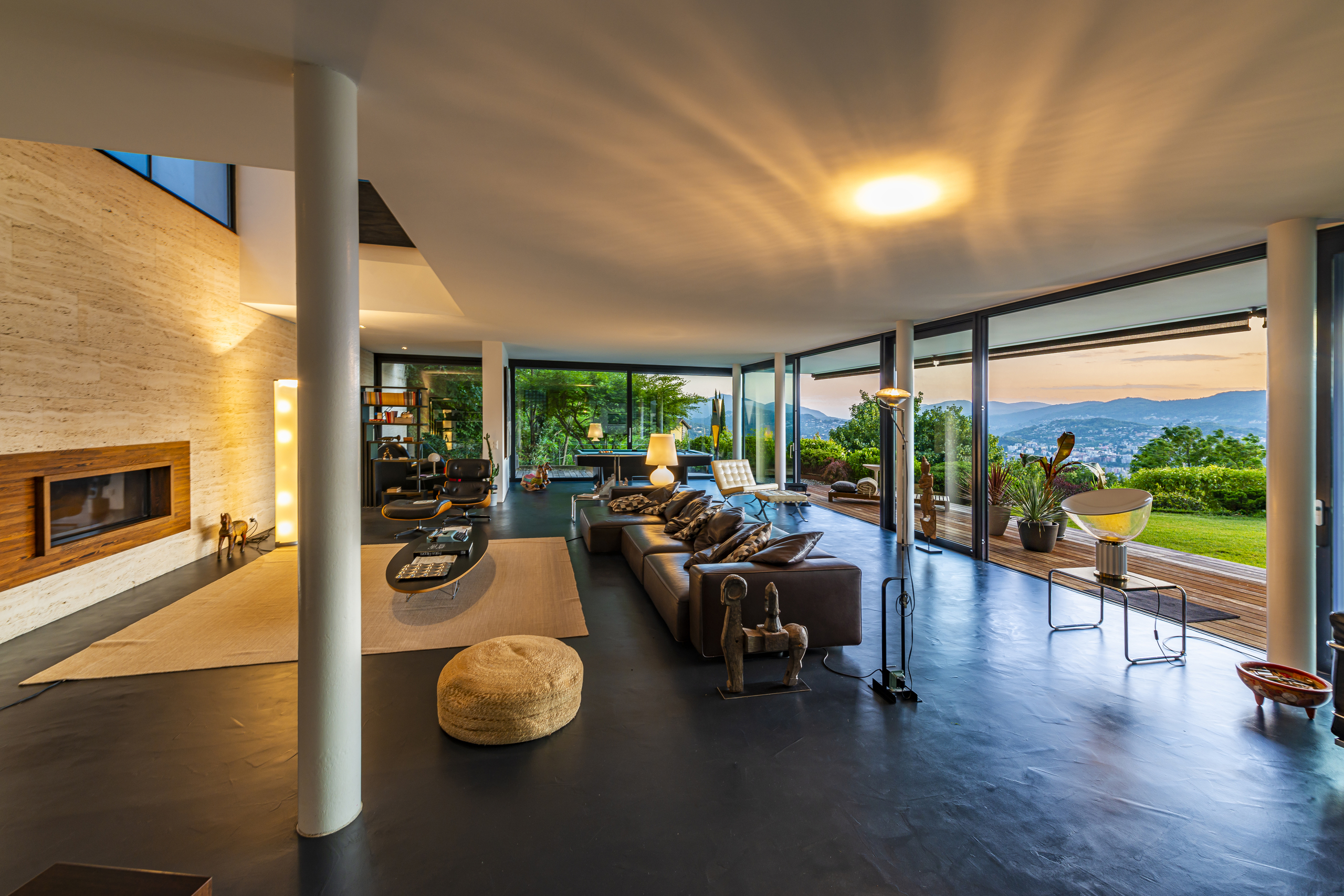 Großzügiges modernes Wohnzimmer mit Panoramablick