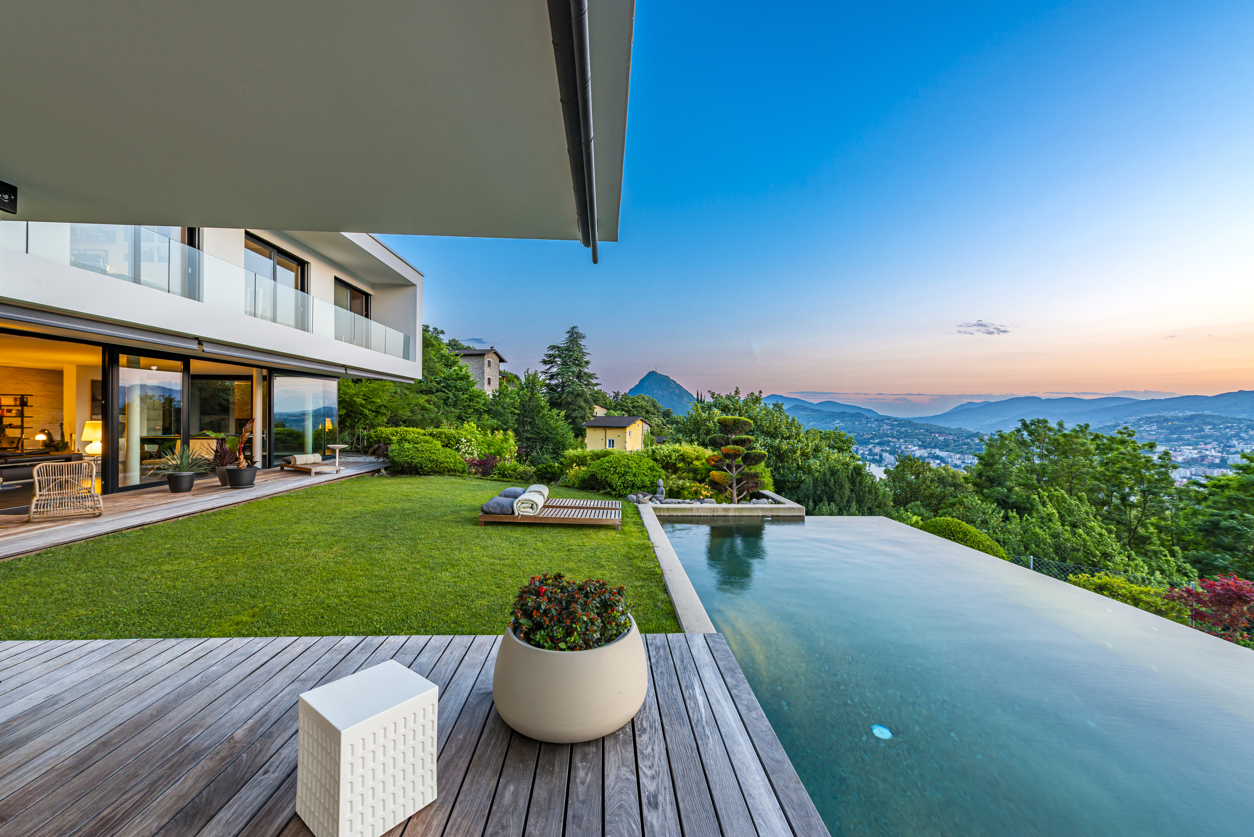 Luxuriöse Villa mit Pool und Panoramablick