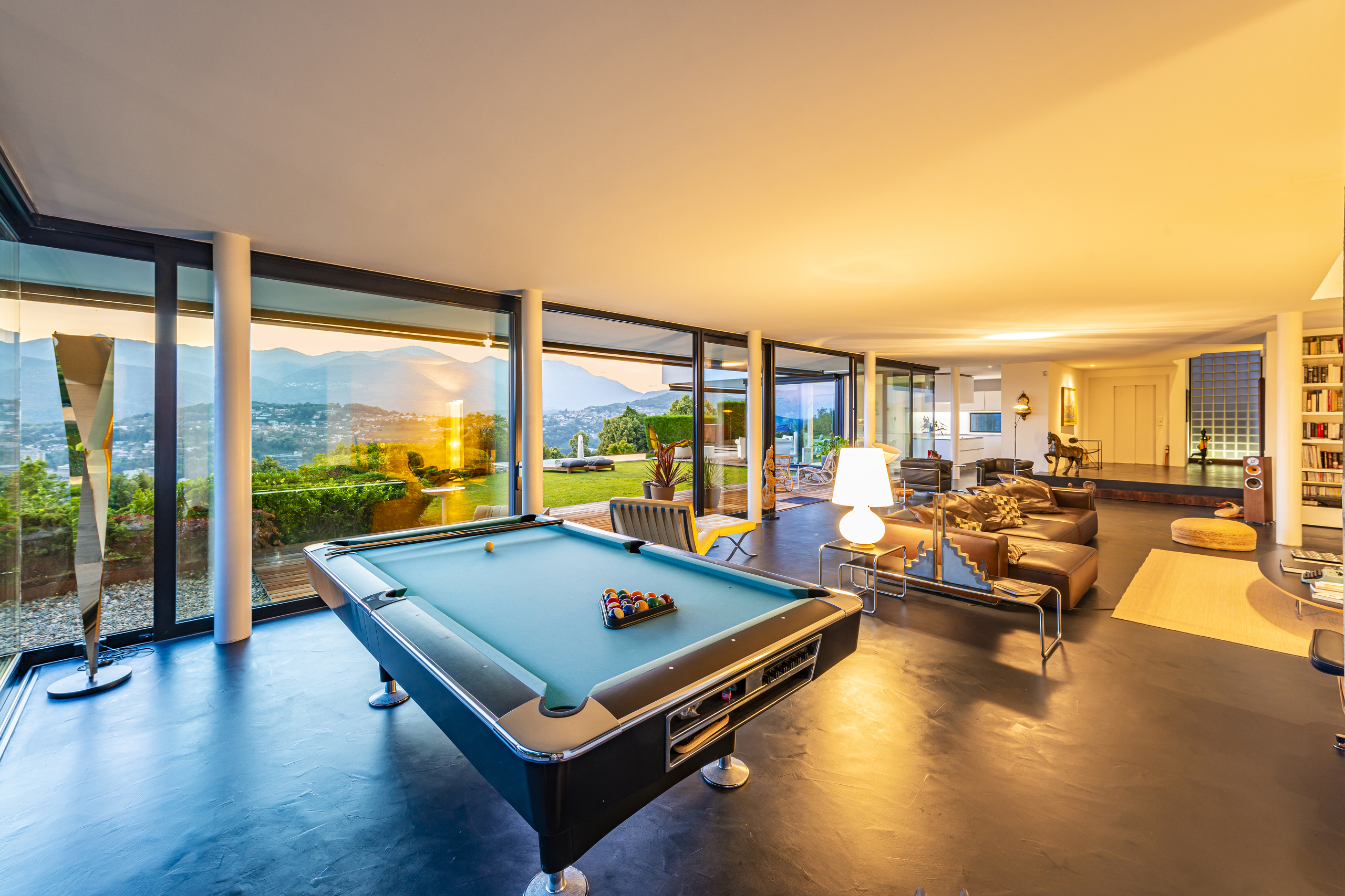 Luxuriöses Wohnzimmer mit Billardtisch und Panoramaausblick