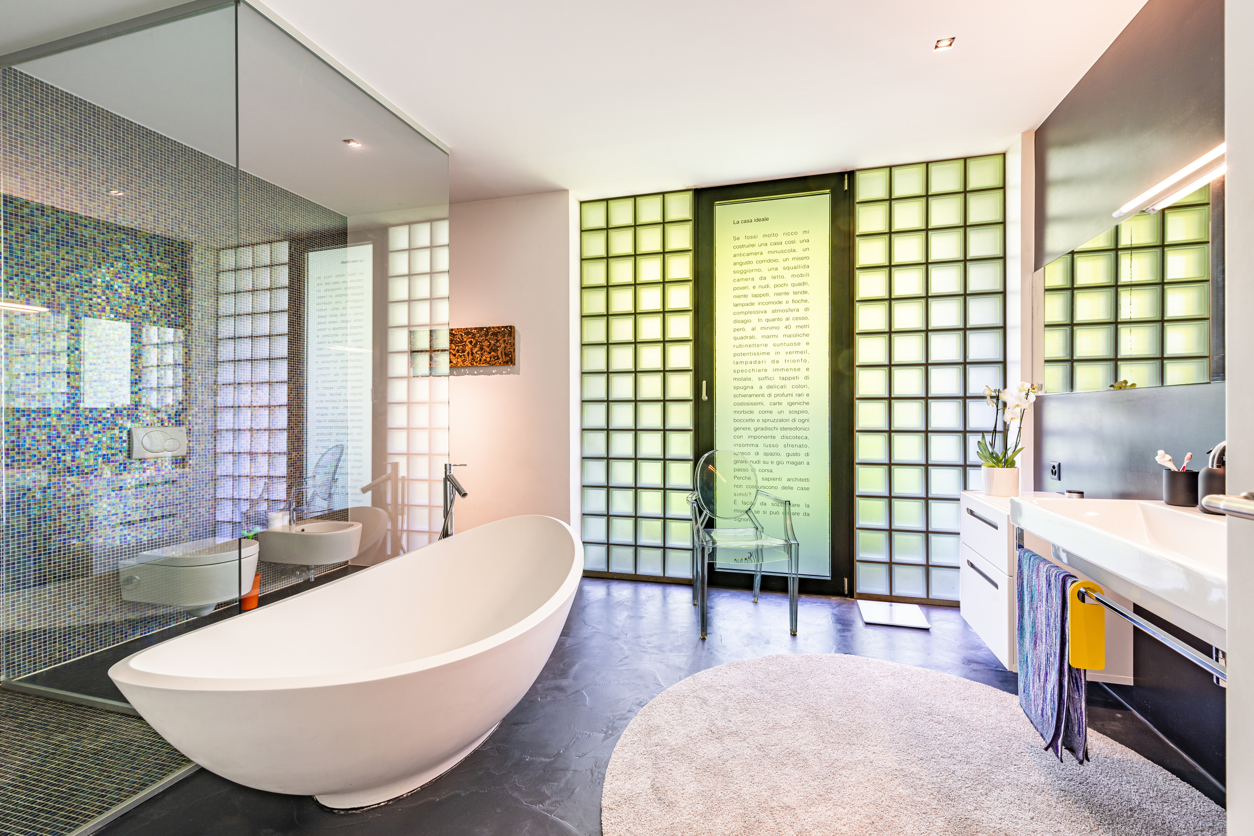 Modernes Designer-Badezimmer mit freistehender Wanne