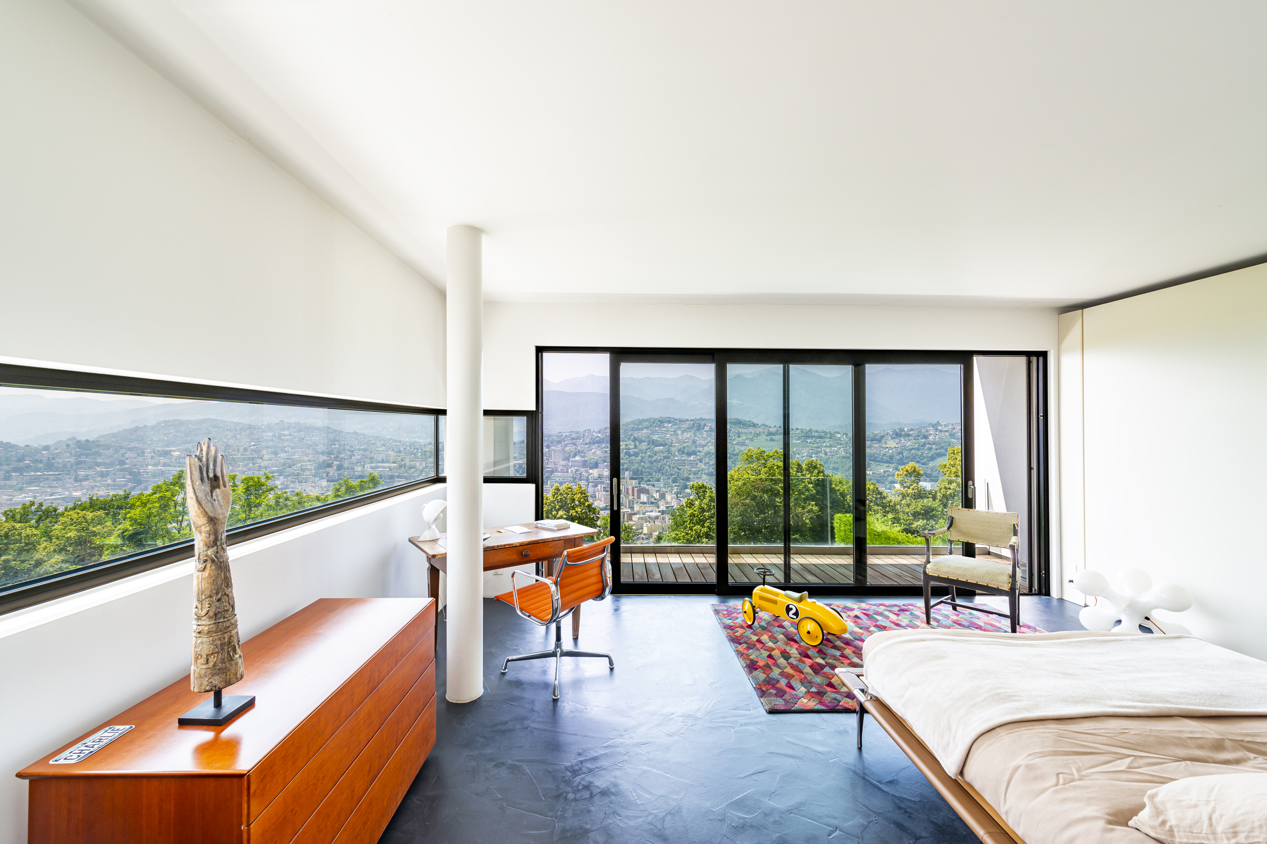 Helles Schlafzimmer mit Panoramablick