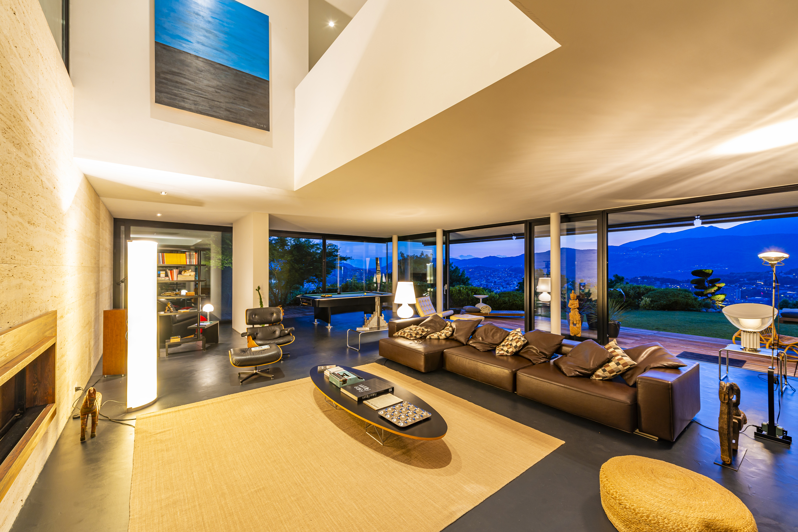 Luxuriöses Wohn-Esszimmer mit Panoramablick
