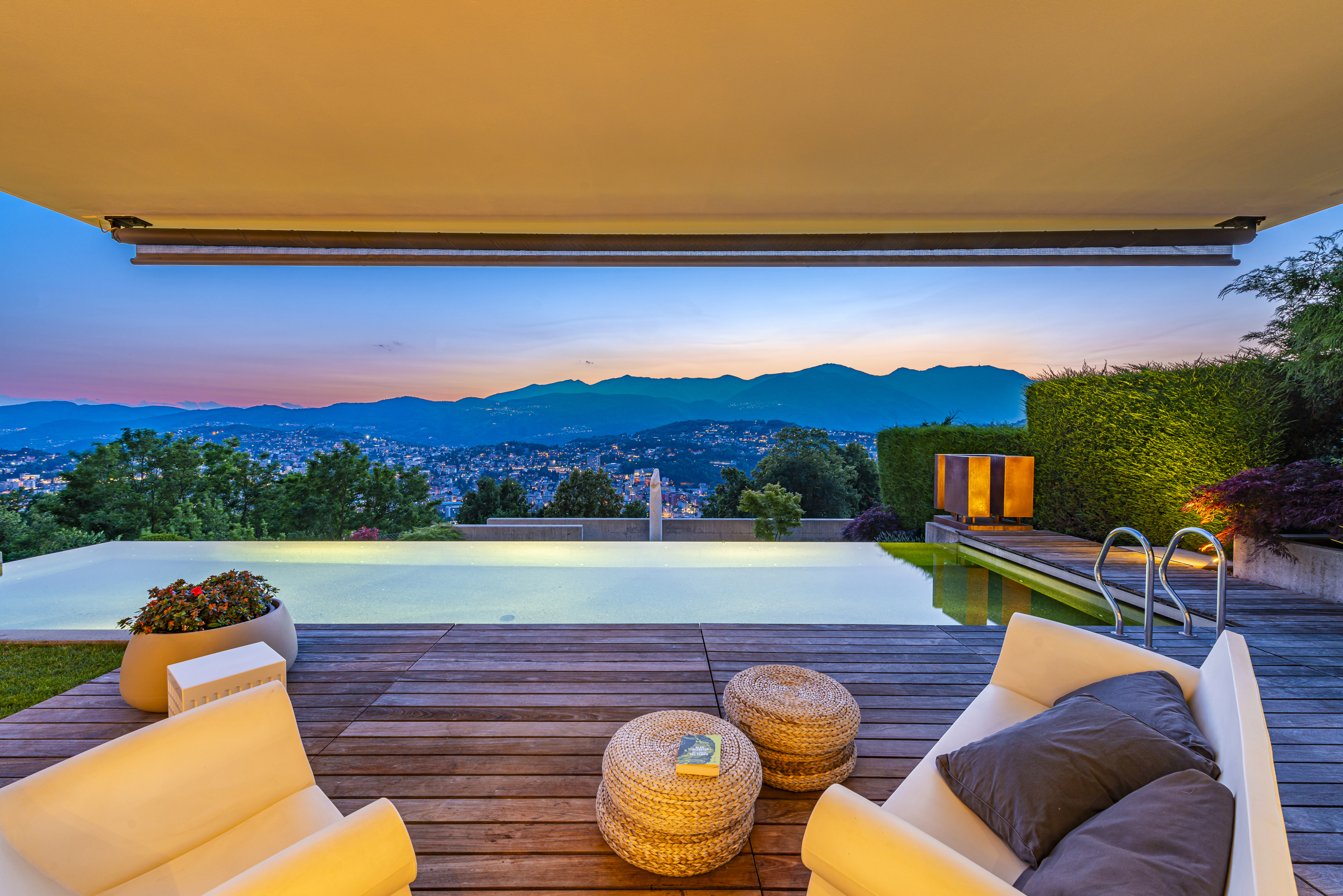 Luxuriöse Poolterrasse mit Panoramablick