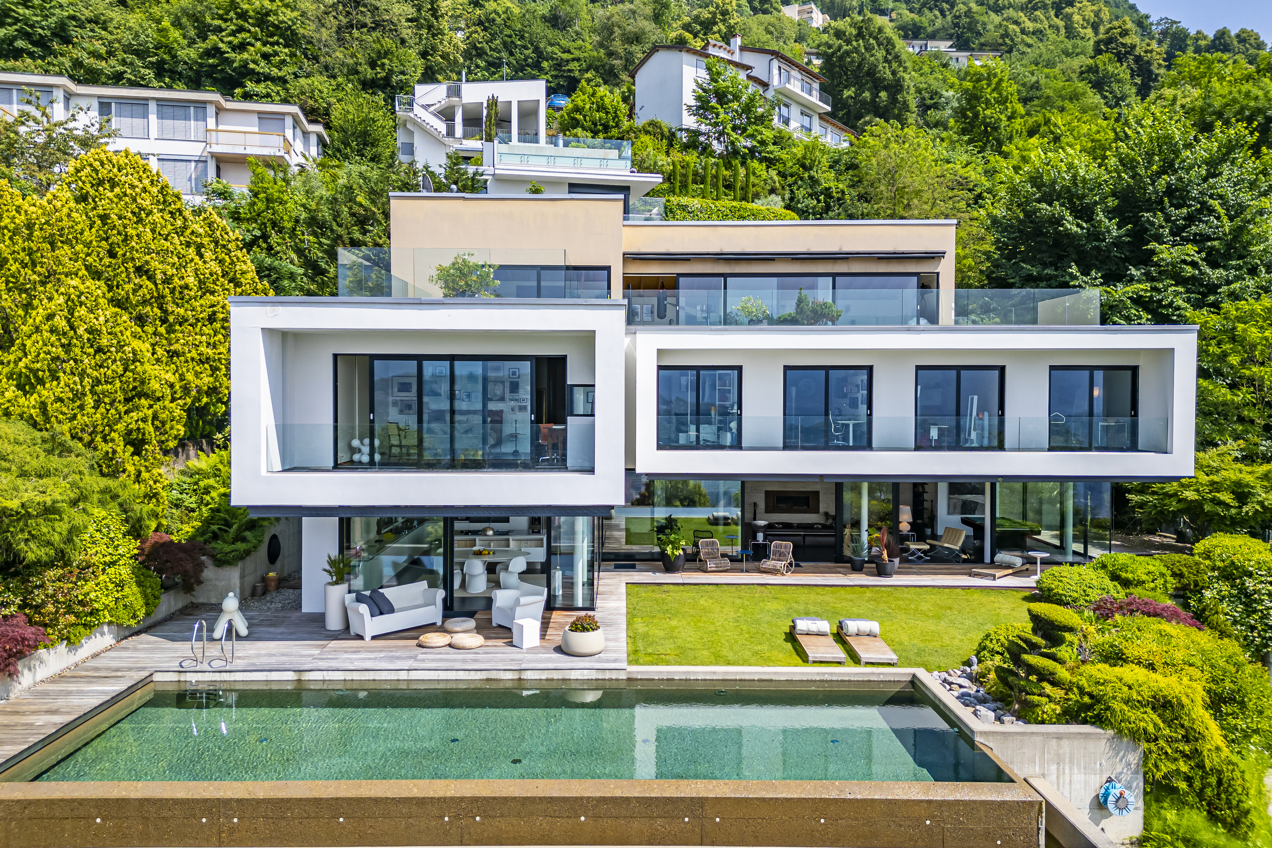 Moderne Villa mit Pool und Hanglage