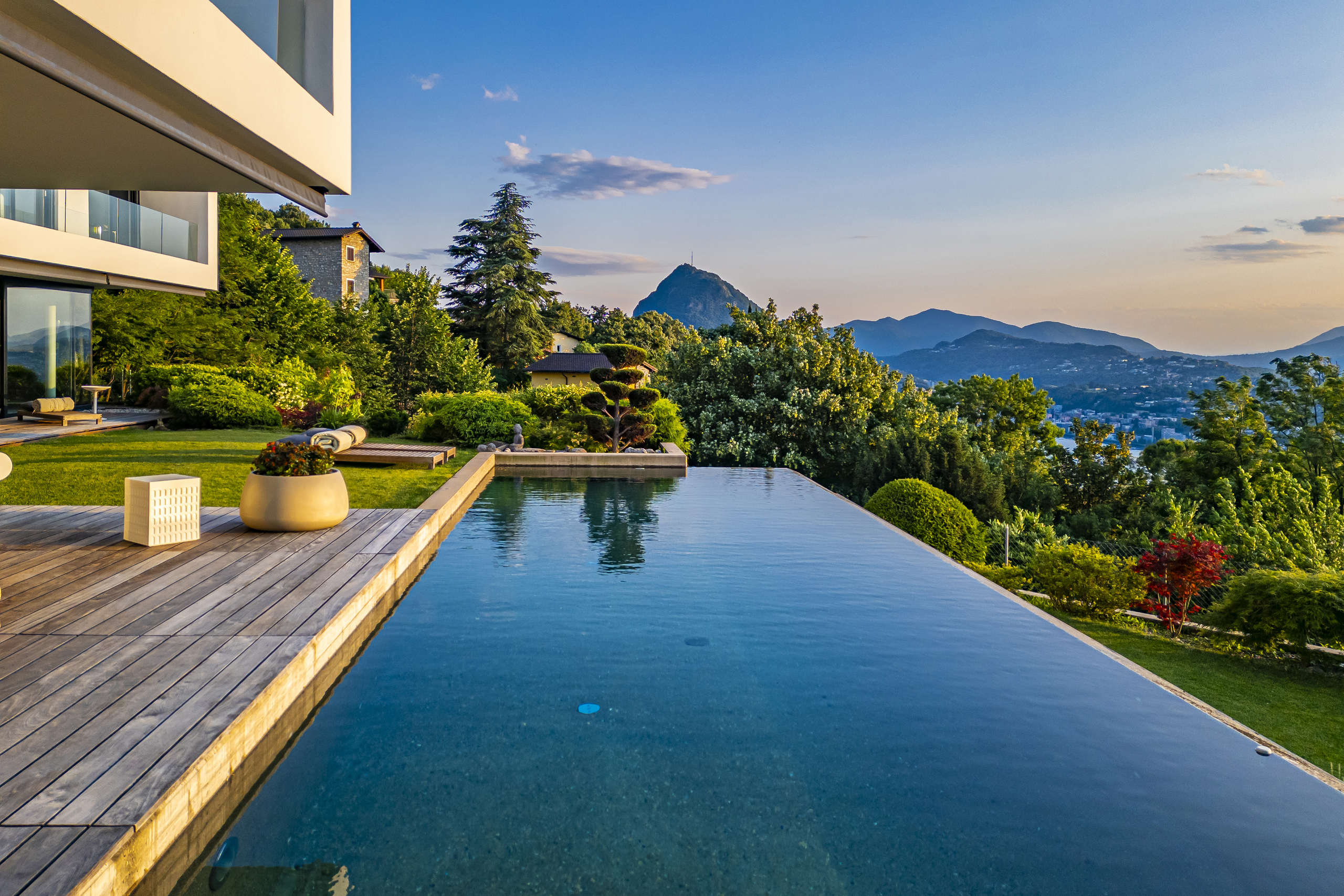 Luxuriöser Außenbereich mit Infinity-Pool und Bergpanorama