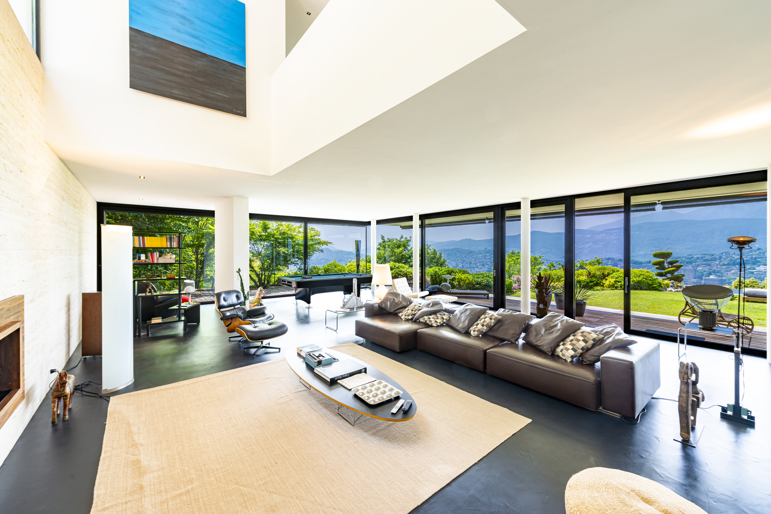 Modernes Wohn-Esszimmer mit Panoramablick