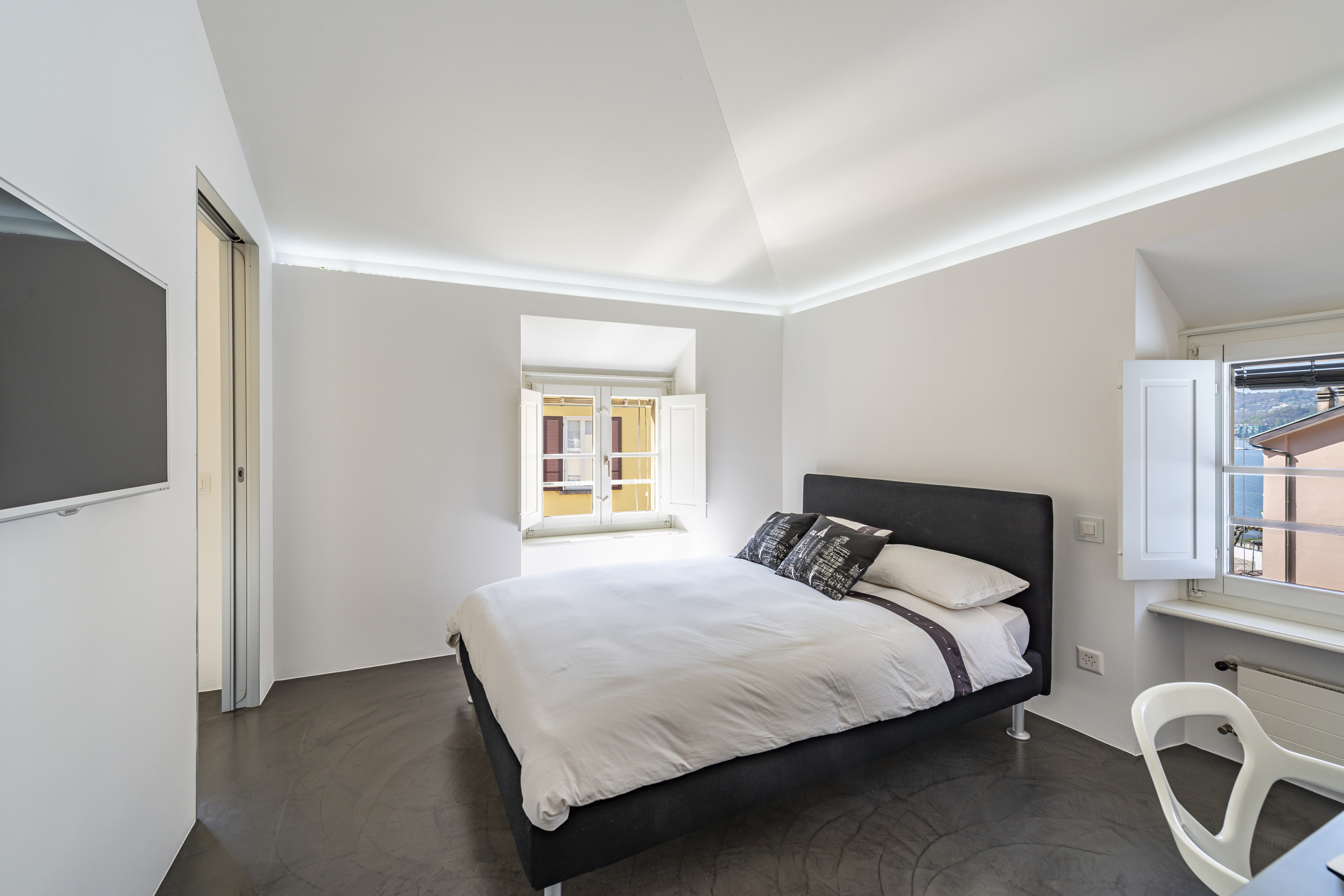 Helles Schlafzimmer mit Doppelbett und Dachschrägen