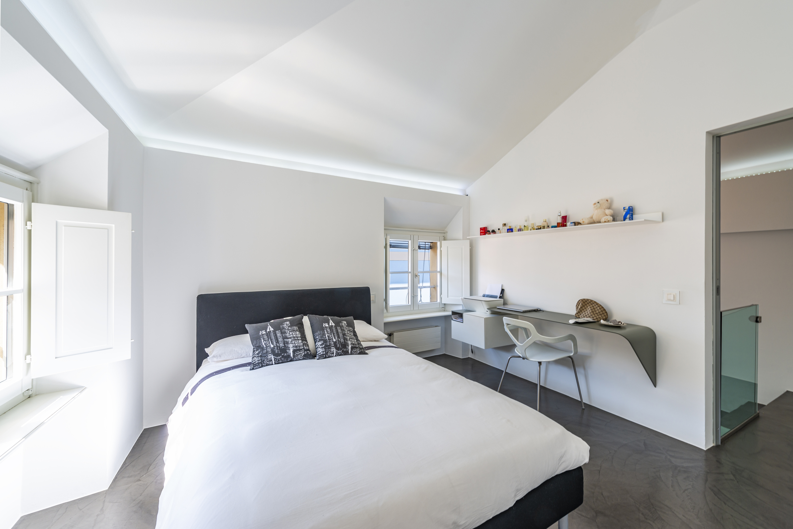 Modernes Schlafzimmer mit Arbeitsbereich