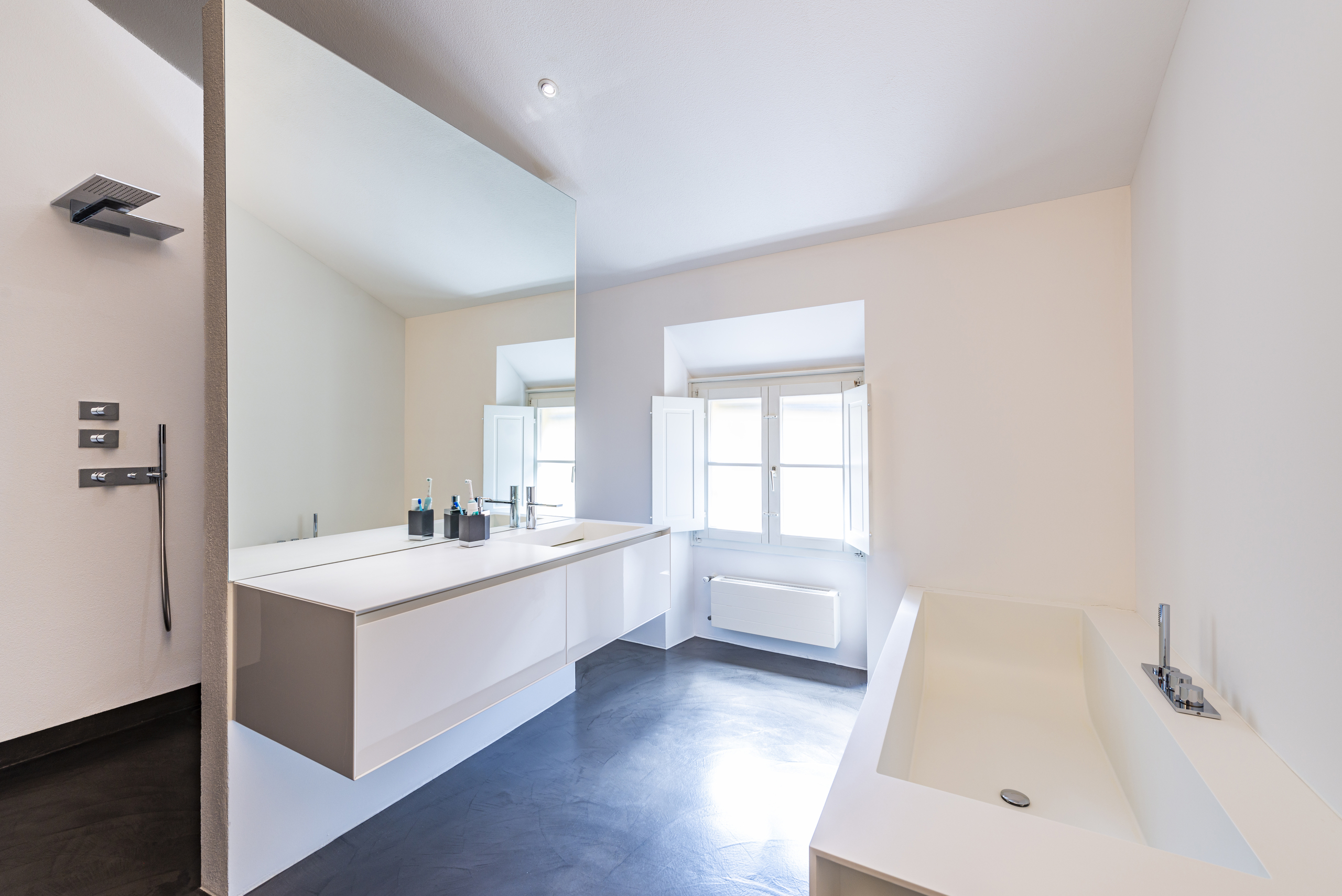 Modernes Badezimmer mit freistehender Badewanne