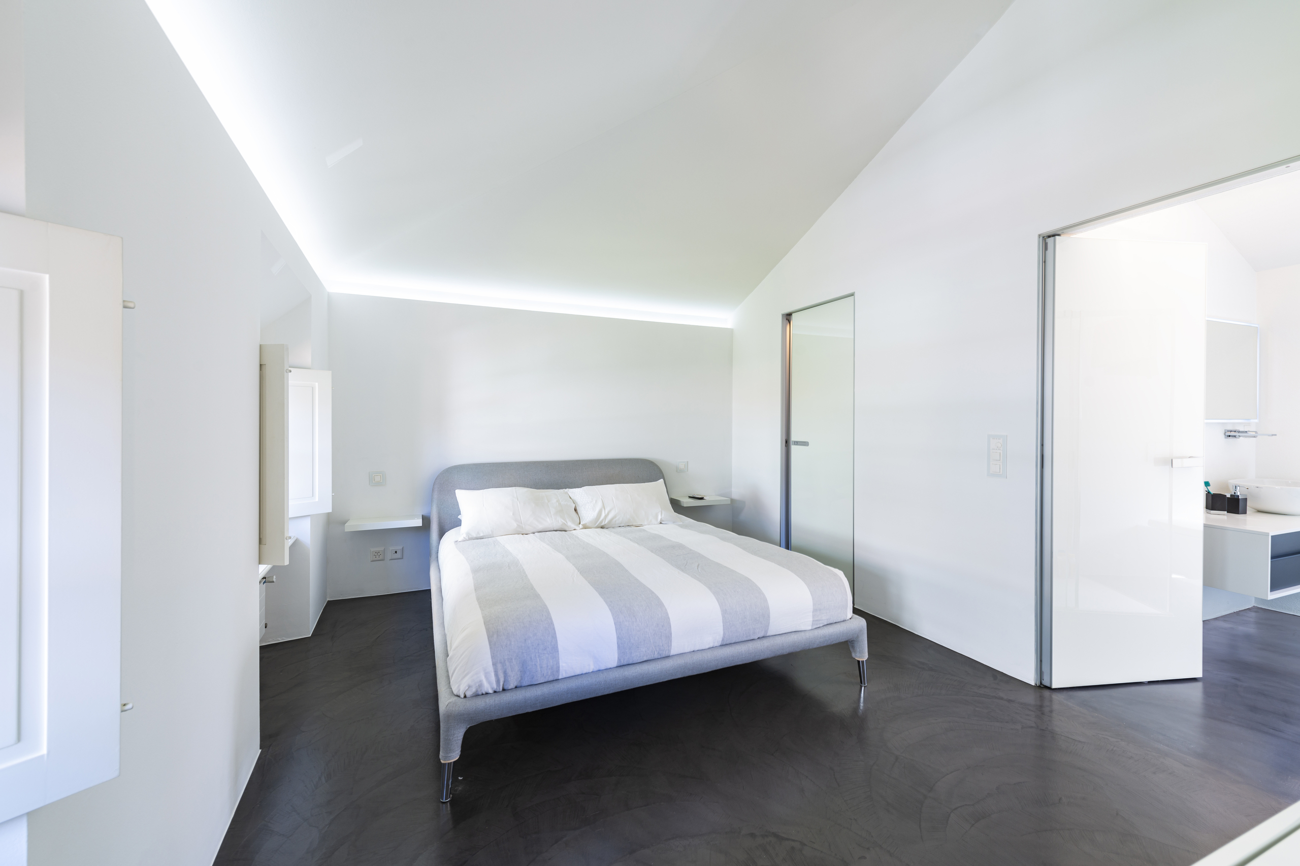 Modernes Schlafzimmer mit angrenzendem Badzugang