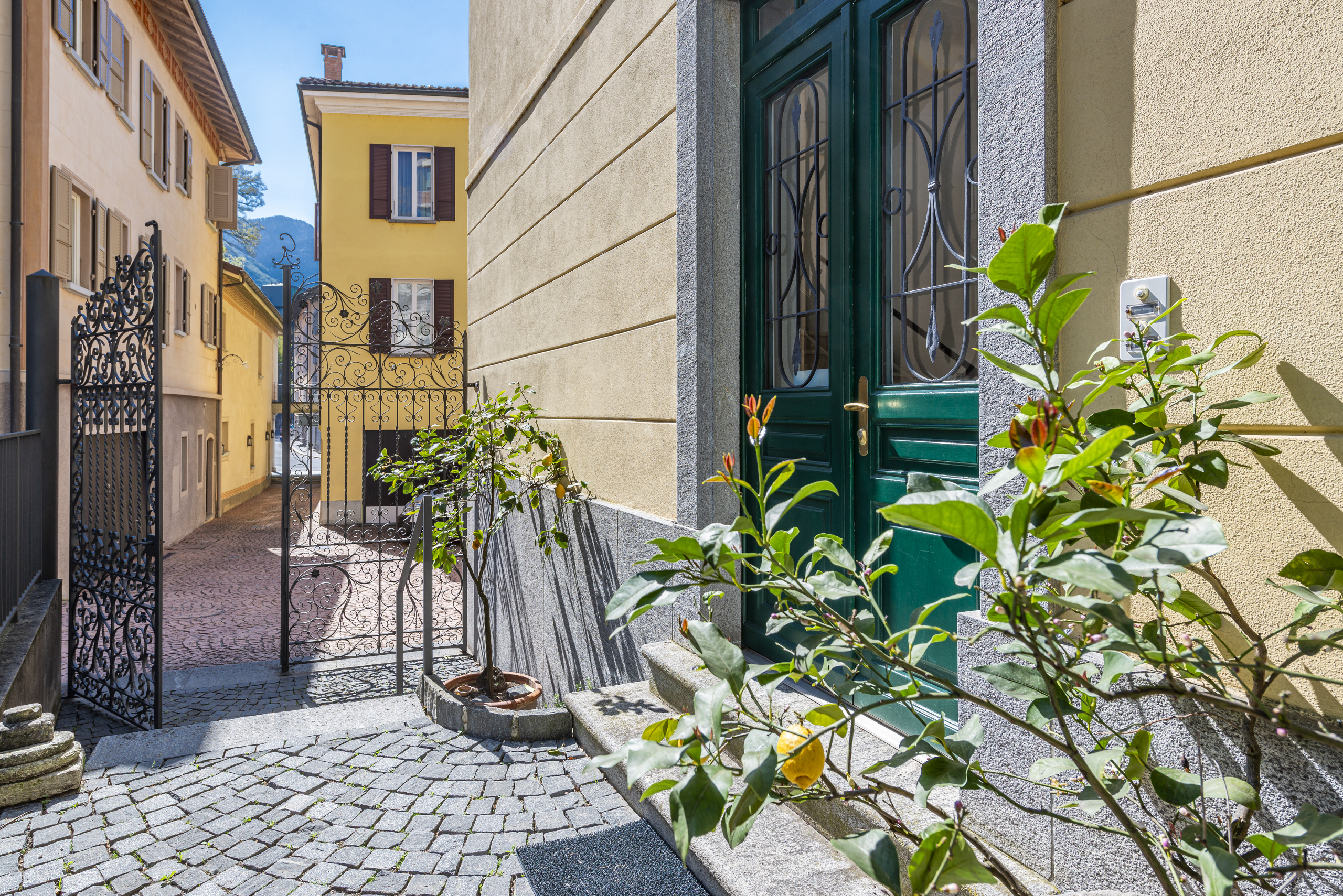 Schmale Gasse mit mediterraner Fassadenansicht