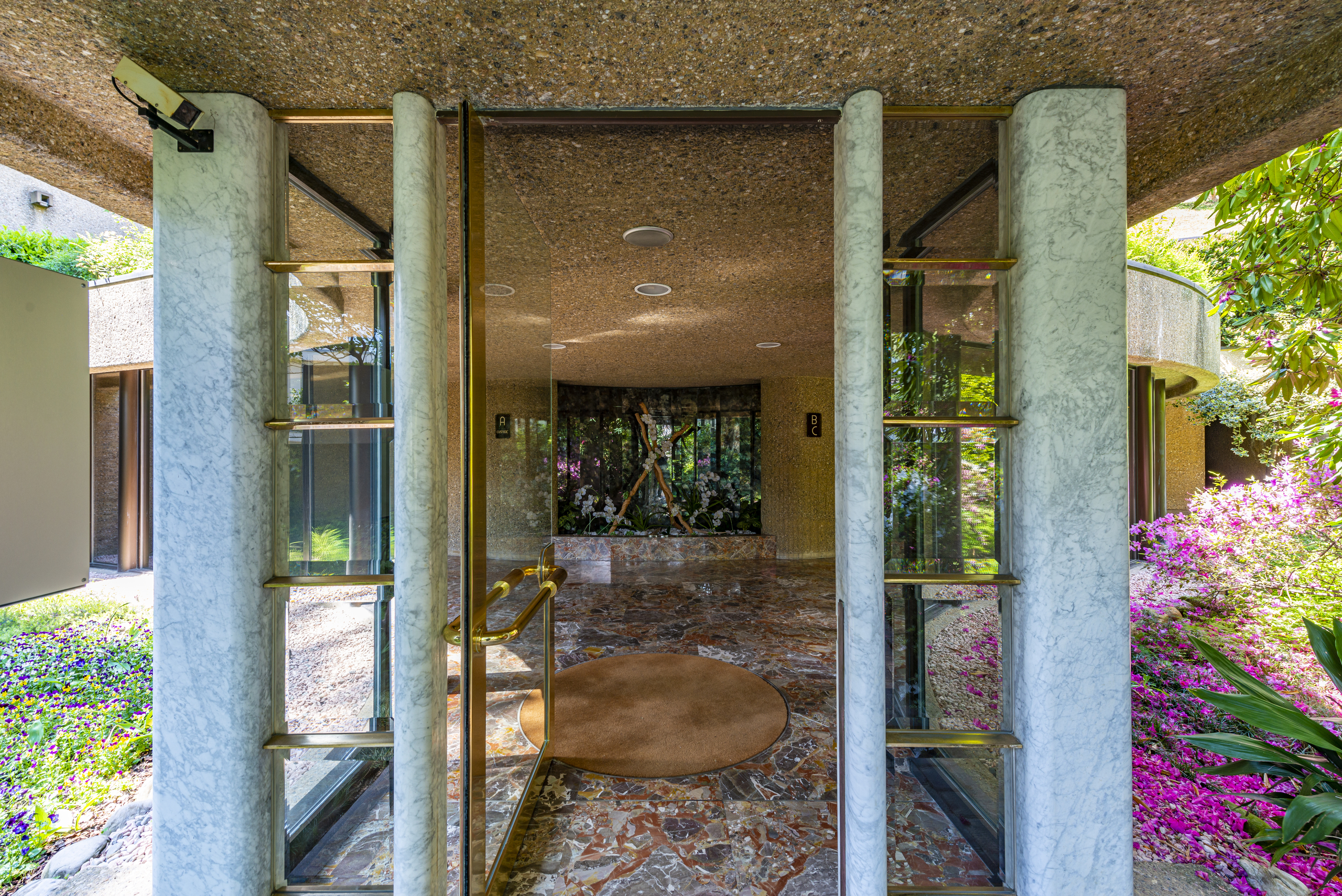 Eleganter Eingangsbereich mit Glas und Marmor