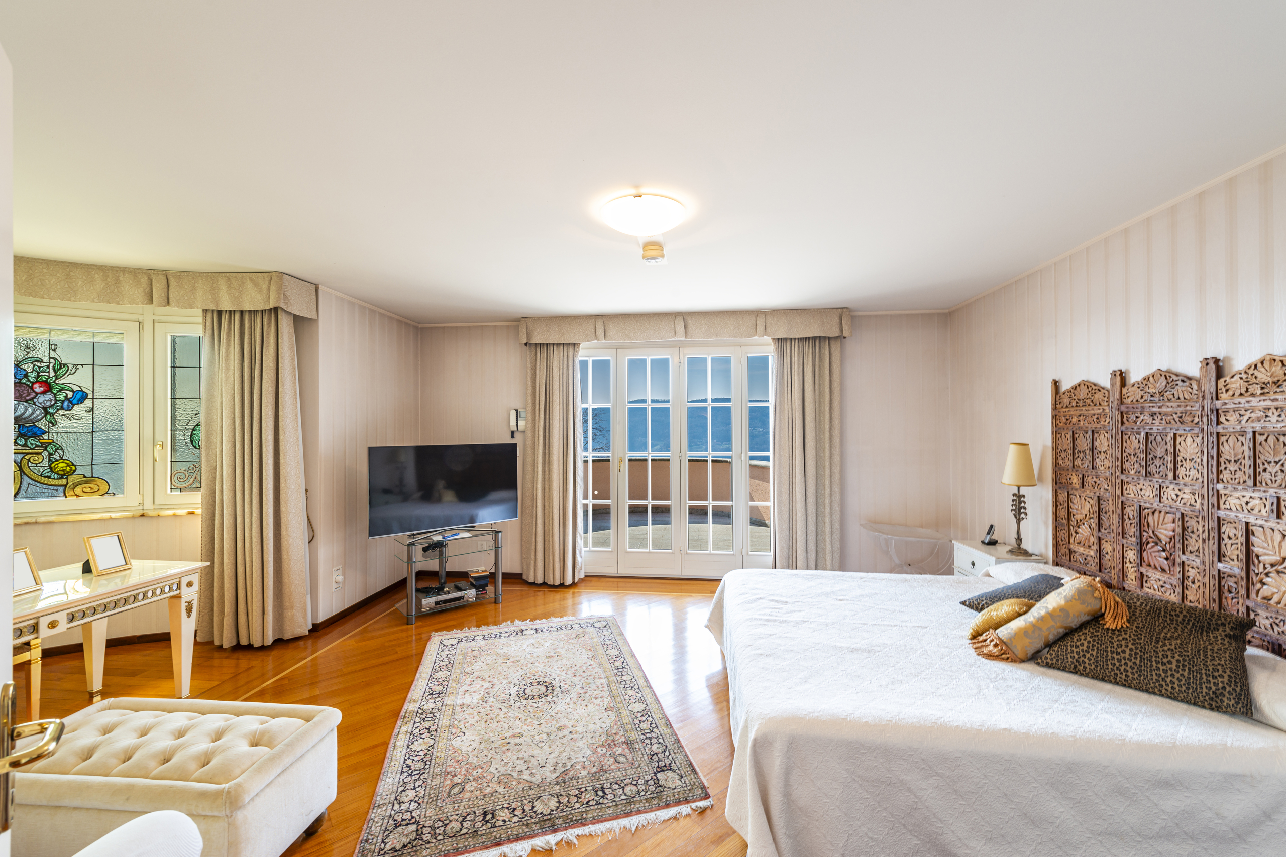 Helles Schlafzimmer mit Blick auf Balkon und Meer