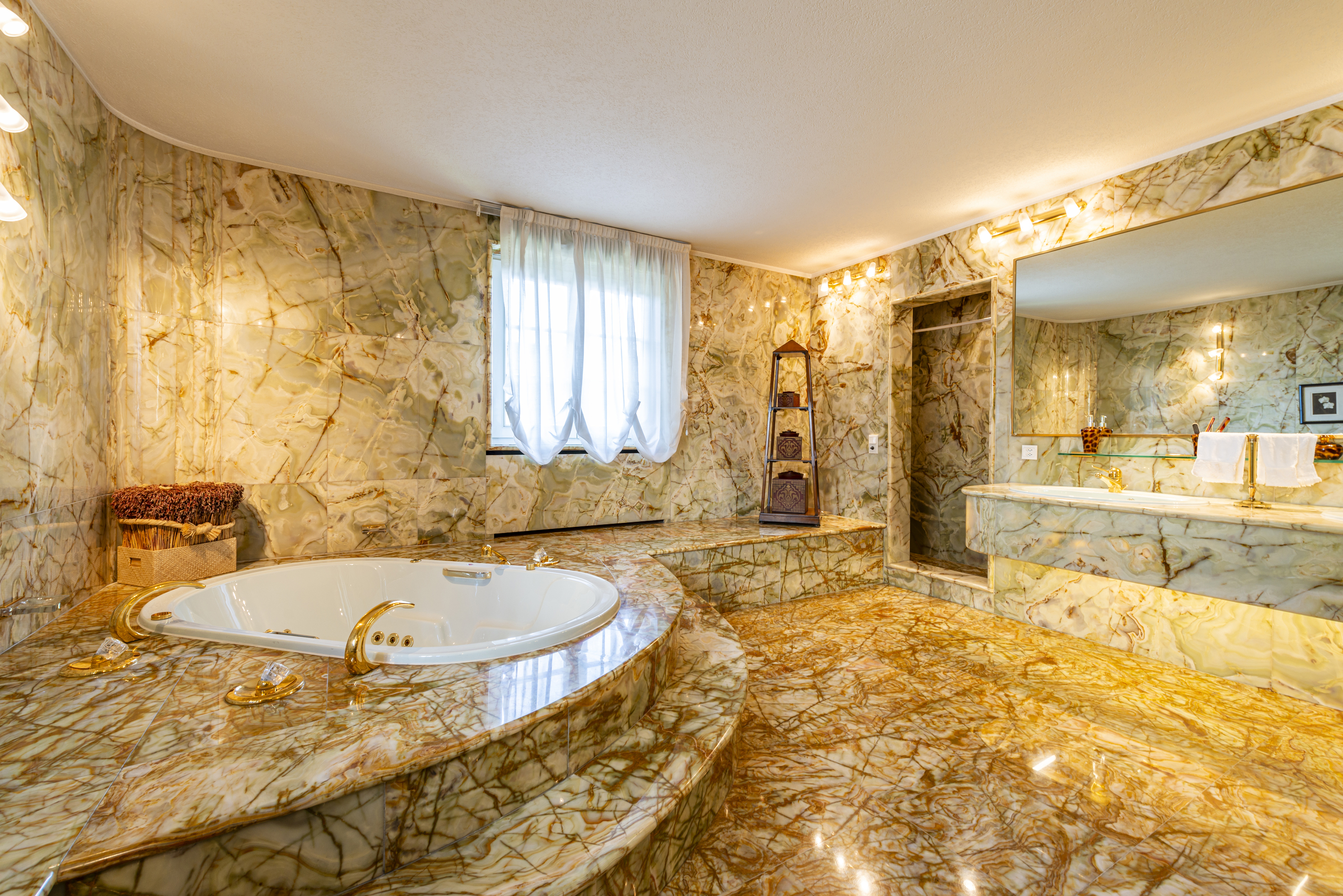 Luxuriöses Badezimmer mit Marmoroptik und Whirlpool