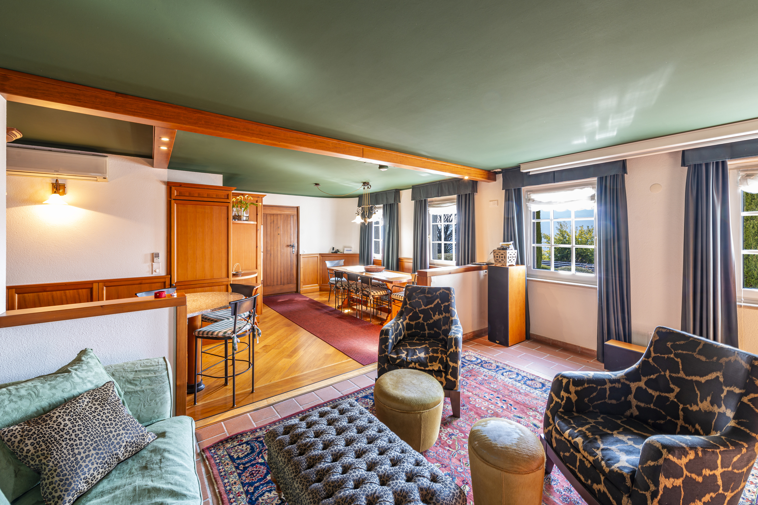 Wohnzimmer mit Essbereich und Vintage-Möblierung