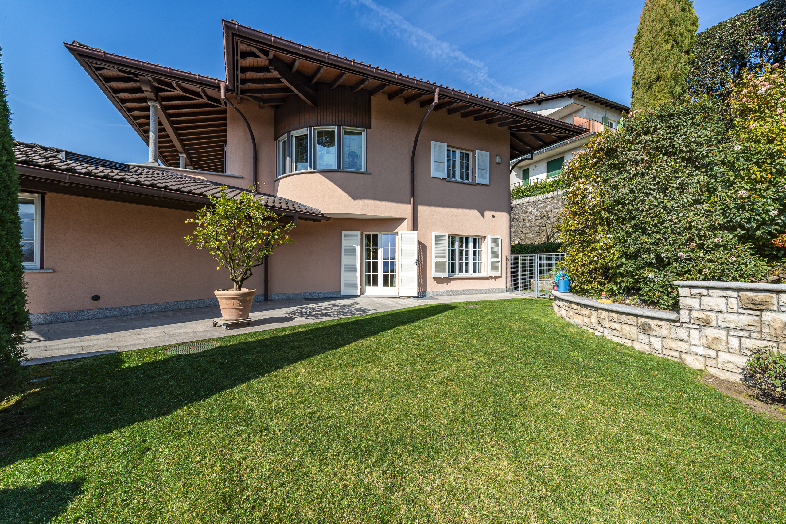 Mediterranes Einfamilienhaus mit Garten