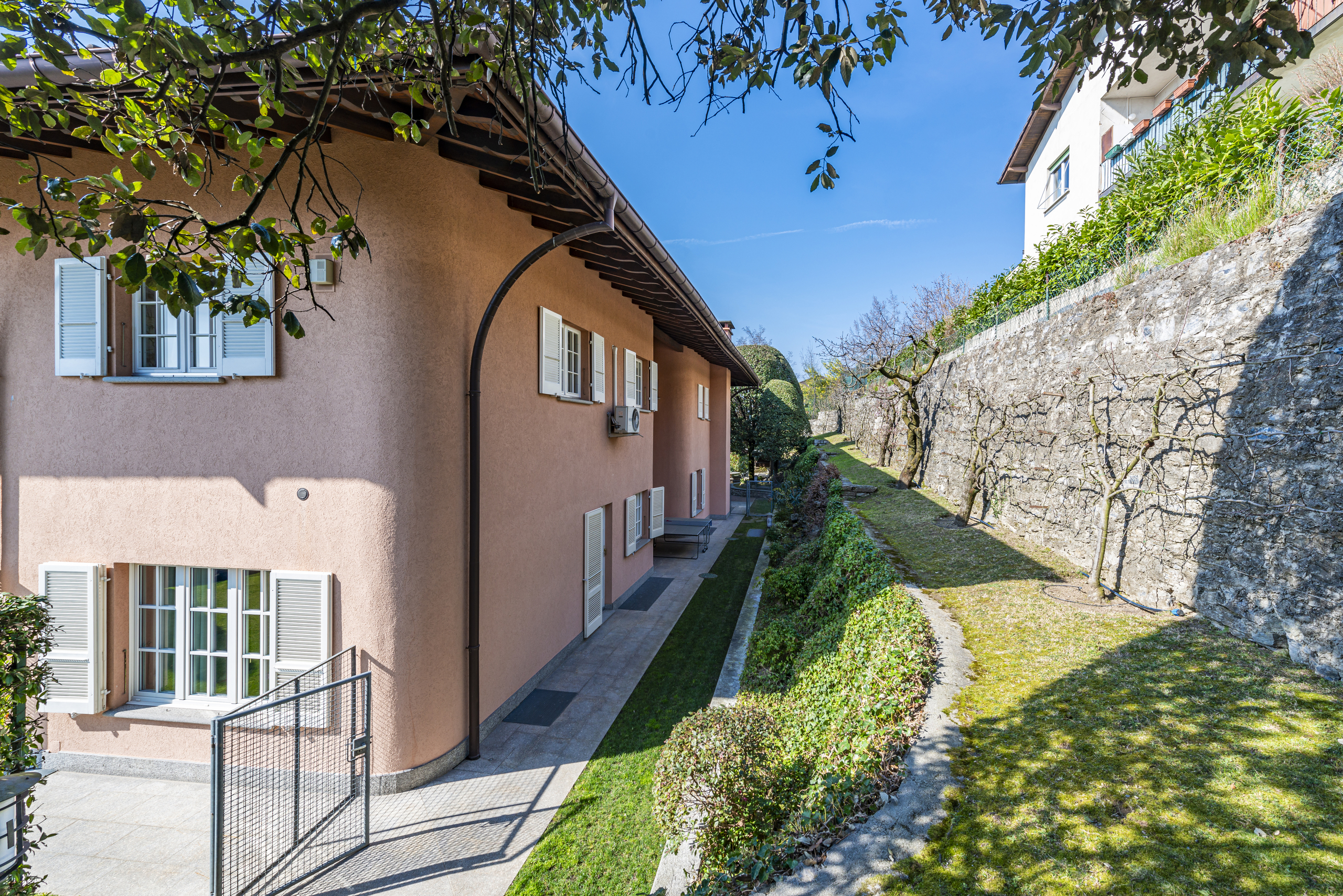 Außenansicht eines Wohnhauses mit Gartenpassage
