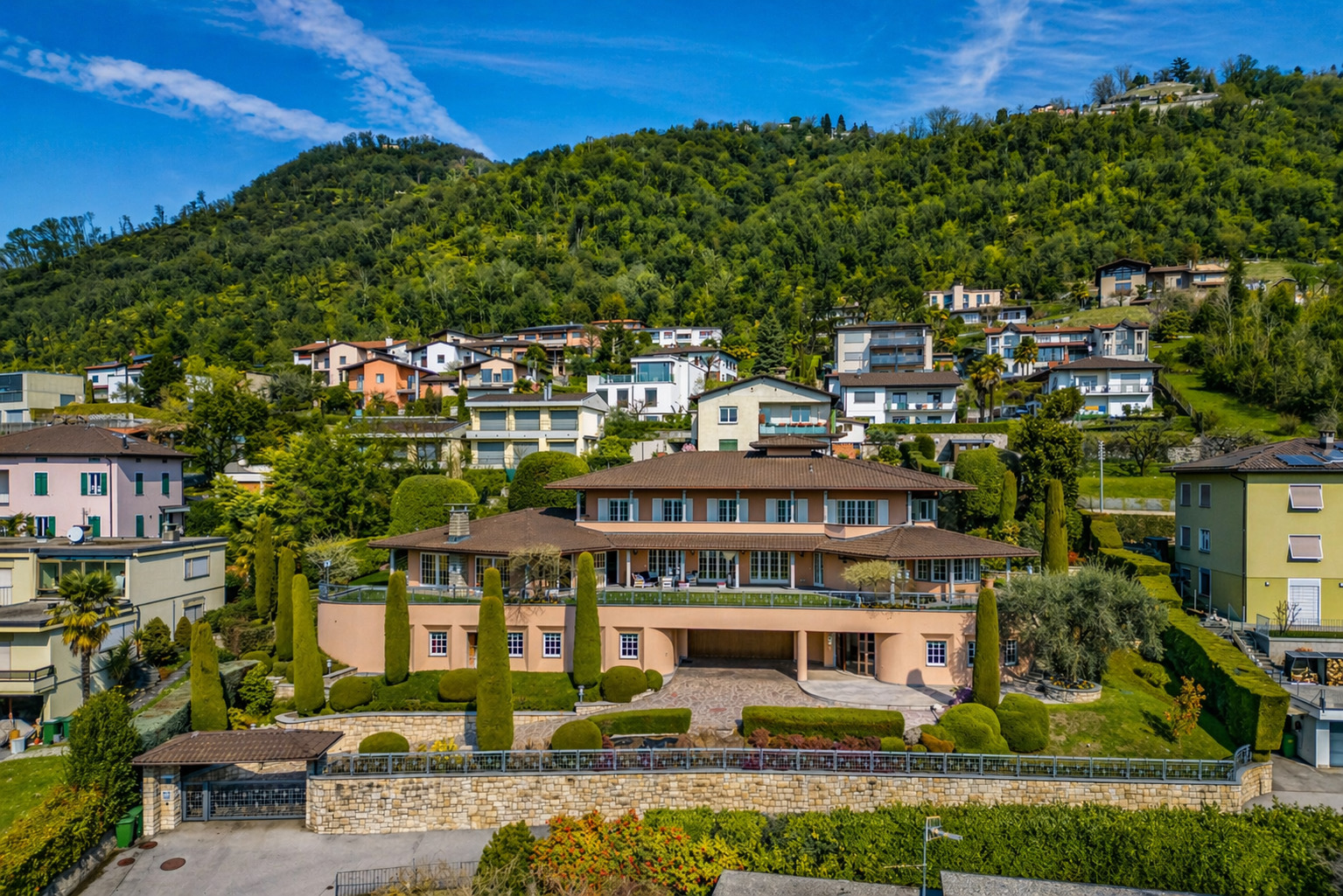 Großes Villenanwesen am Hang