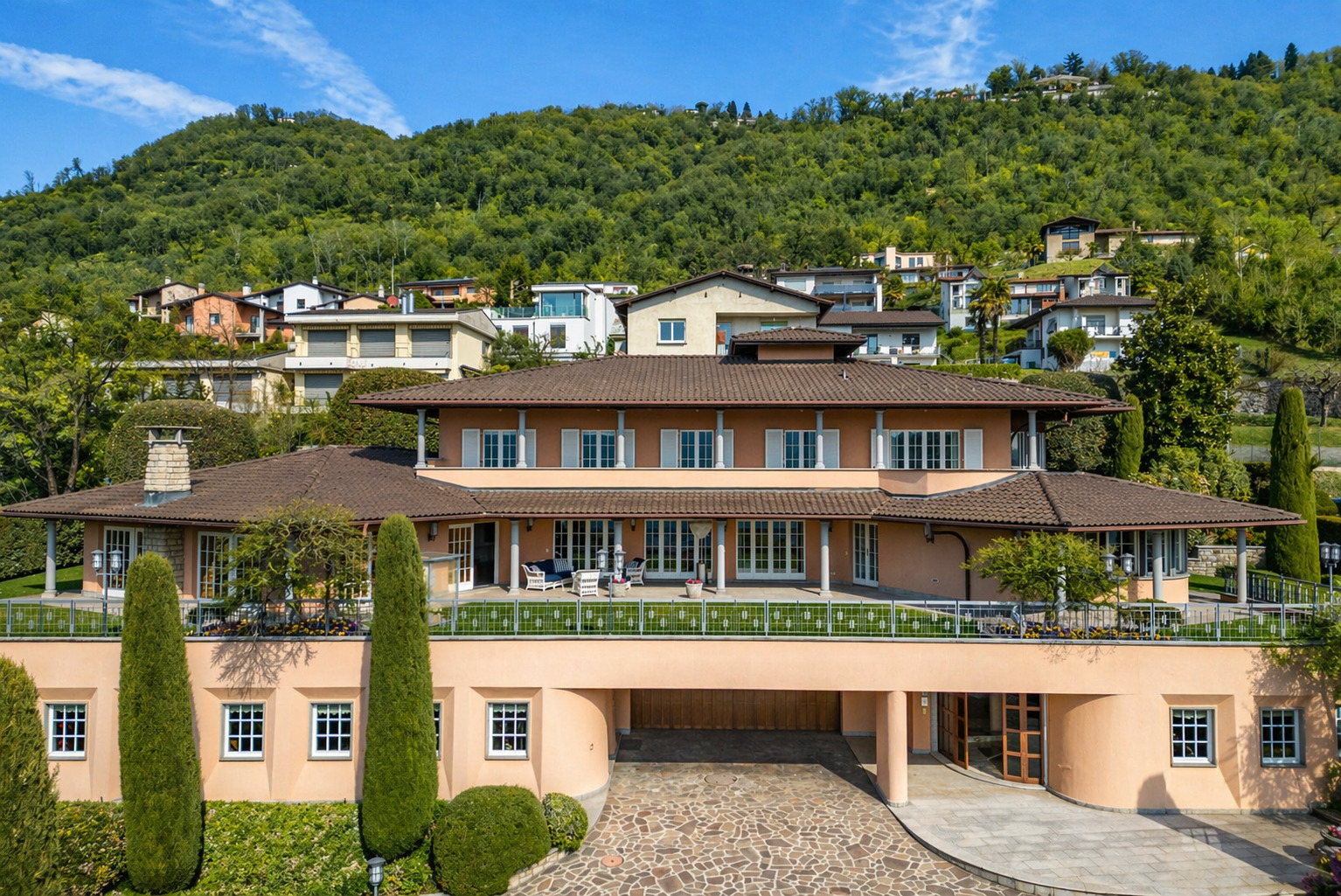 Große mediterrane Villa am Hang