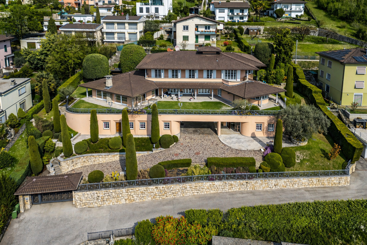 Luftaufnahme einer großzügigen Villa mit Gartenanlage