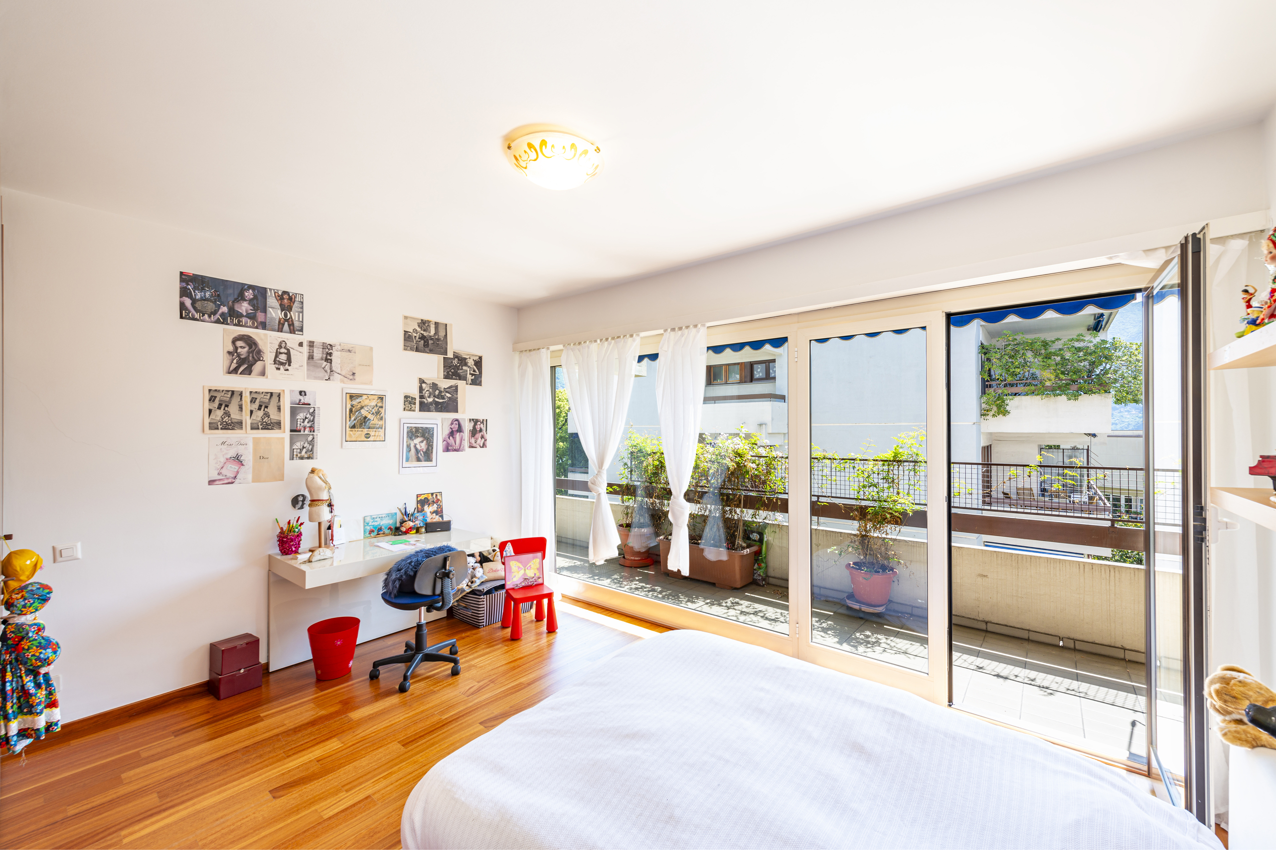 Helles Schlafzimmer mit Balkon und Schreibtischecke