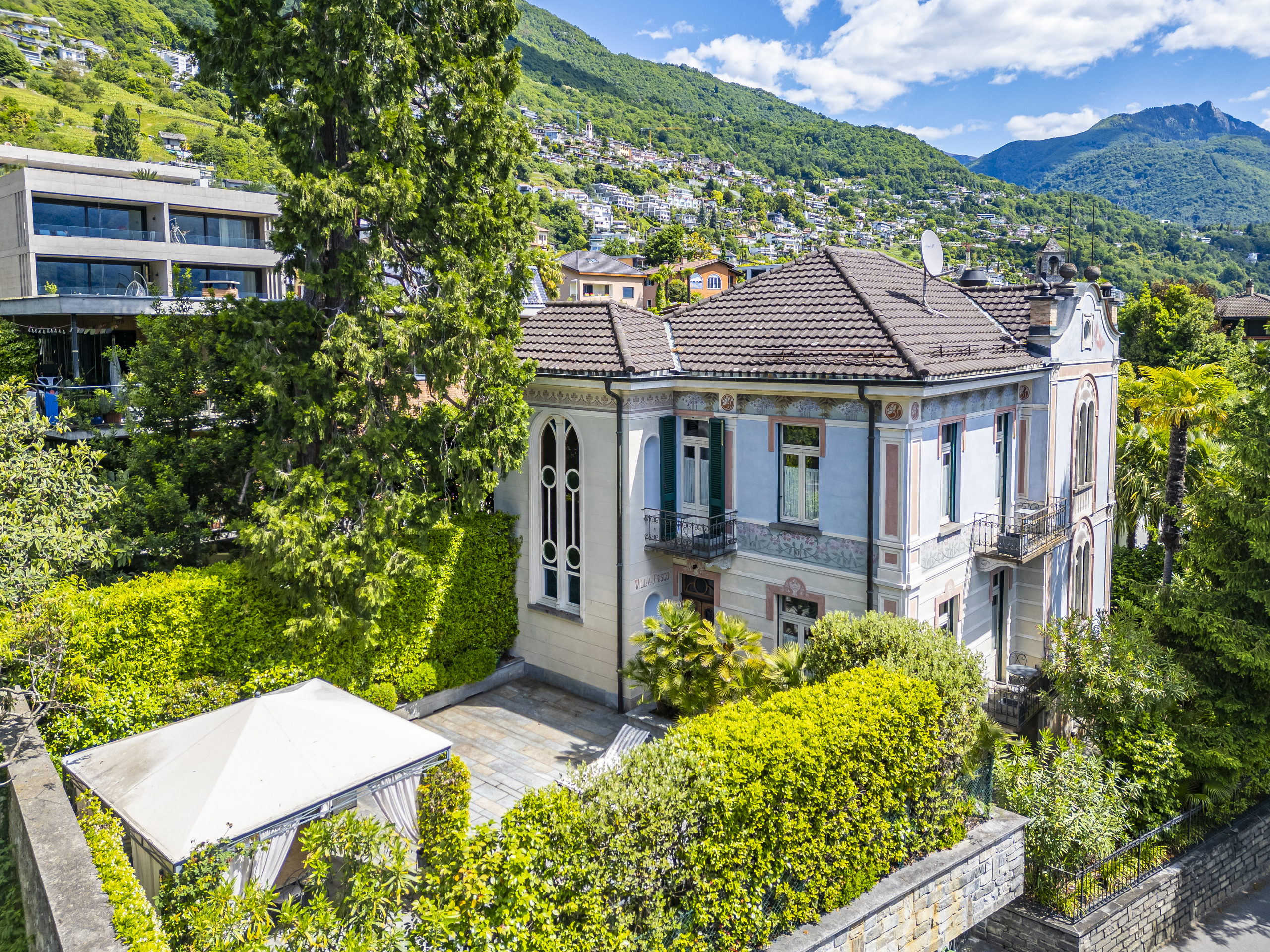 Historische Villa in grüner Hanglage